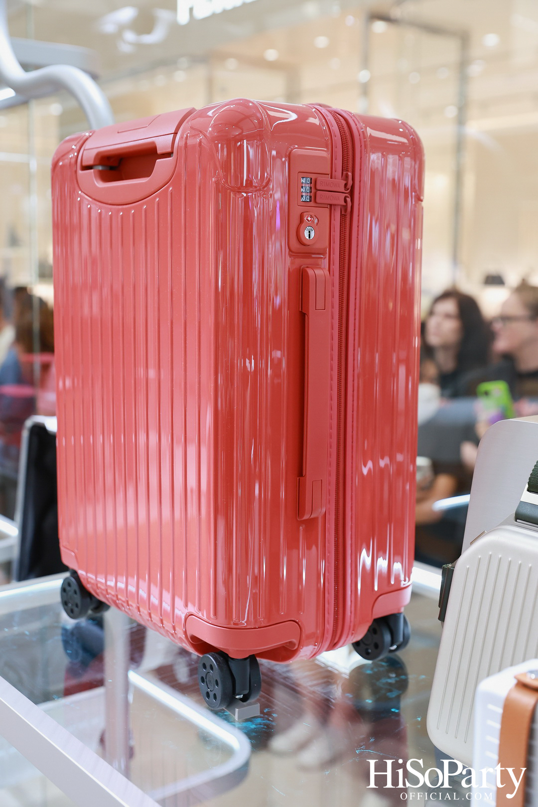 RIMOWA เปิดตัวเฉดสีใหม่ GRANADA & VERDE จากคอลเลกชัน Essential อย่างมีสไตล์ ณ สยามพารากอน
