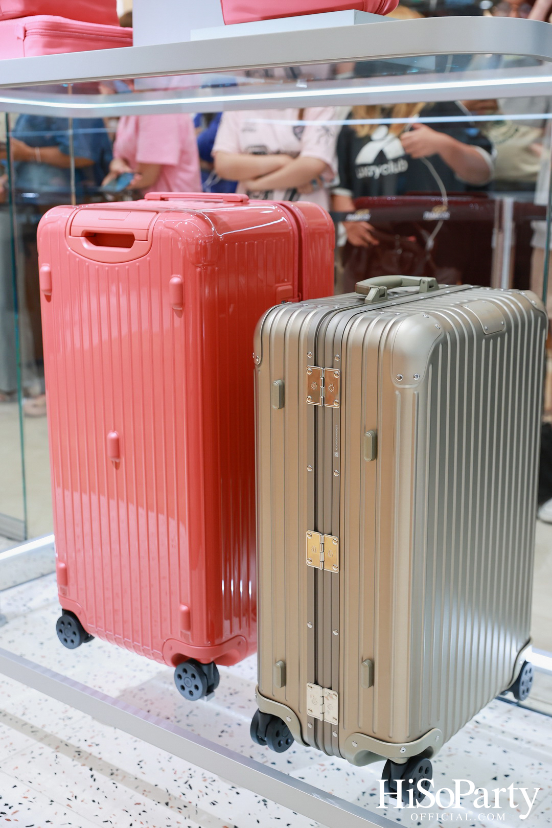 RIMOWA เปิดตัวเฉดสีใหม่ GRANADA & VERDE จากคอลเลกชัน Essential อย่างมีสไตล์ ณ สยามพารากอน