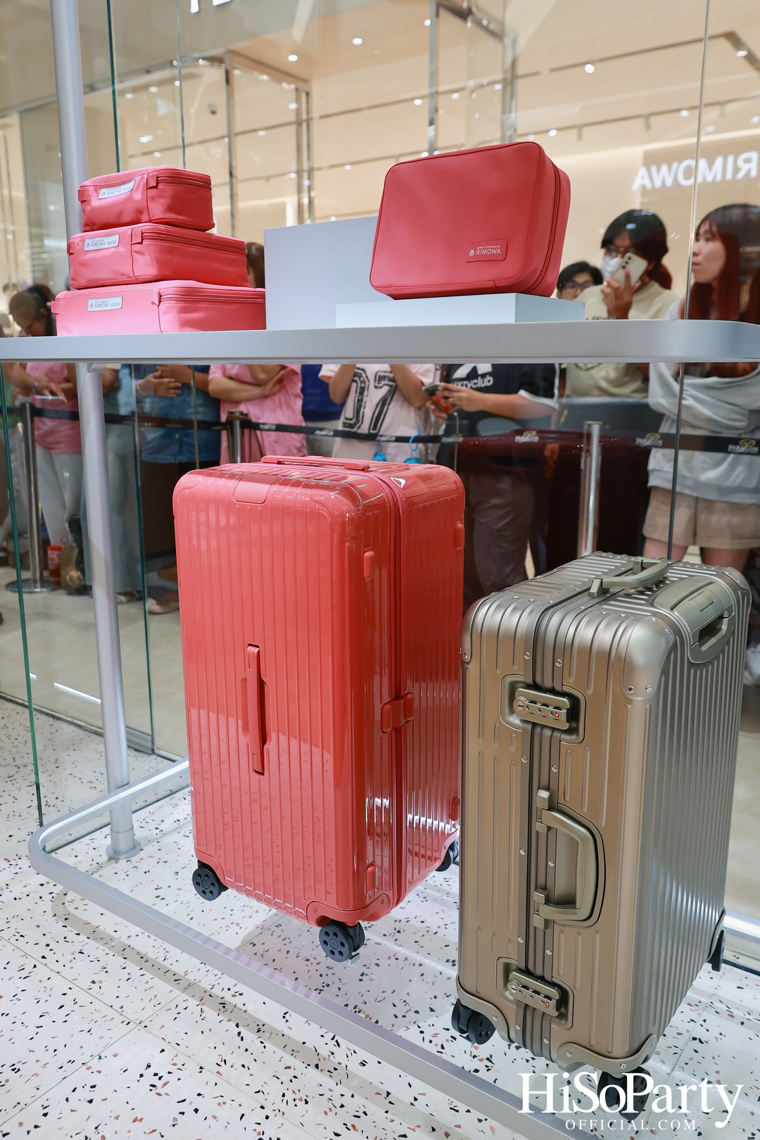 RIMOWA เปิดตัวเฉดสีใหม่ GRANADA & VERDE จากคอลเลกชัน Essential อย่างมีสไตล์ ณ สยามพารากอน