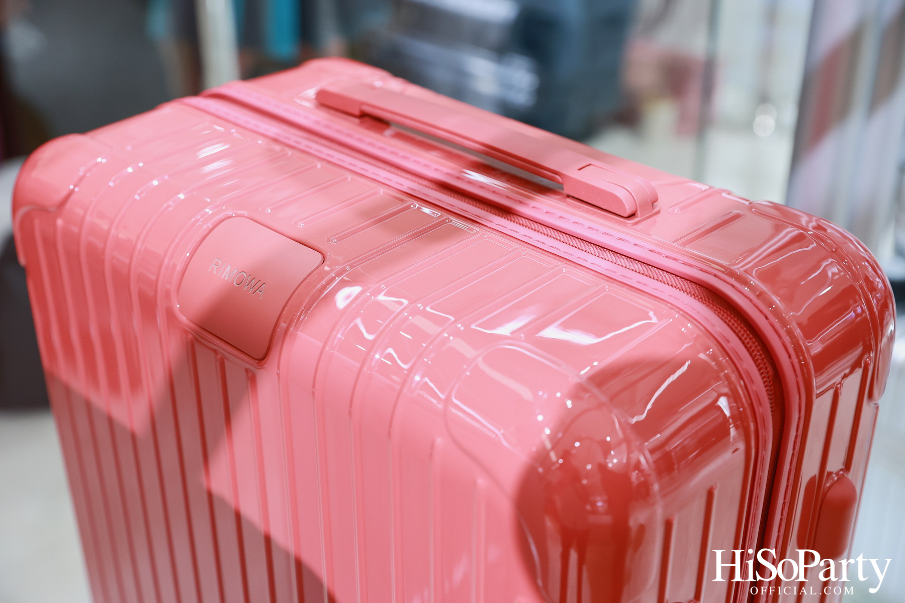 RIMOWA เปิดตัวเฉดสีใหม่ GRANADA & VERDE จากคอลเลกชัน Essential อย่างมีสไตล์ ณ สยามพารากอน