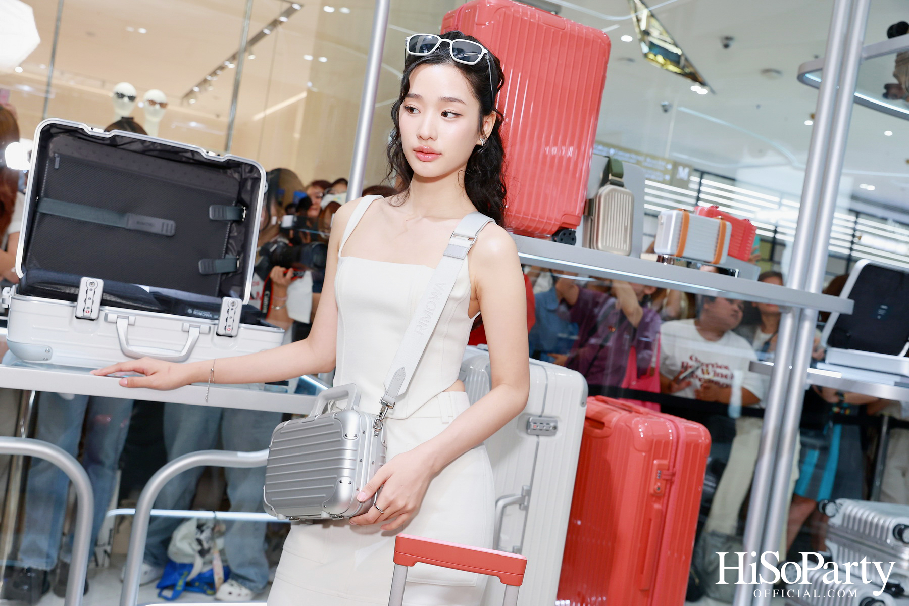RIMOWA เปิดตัวเฉดสีใหม่ GRANADA & VERDE จากคอลเลกชัน Essential อย่างมีสไตล์ ณ สยามพารากอน