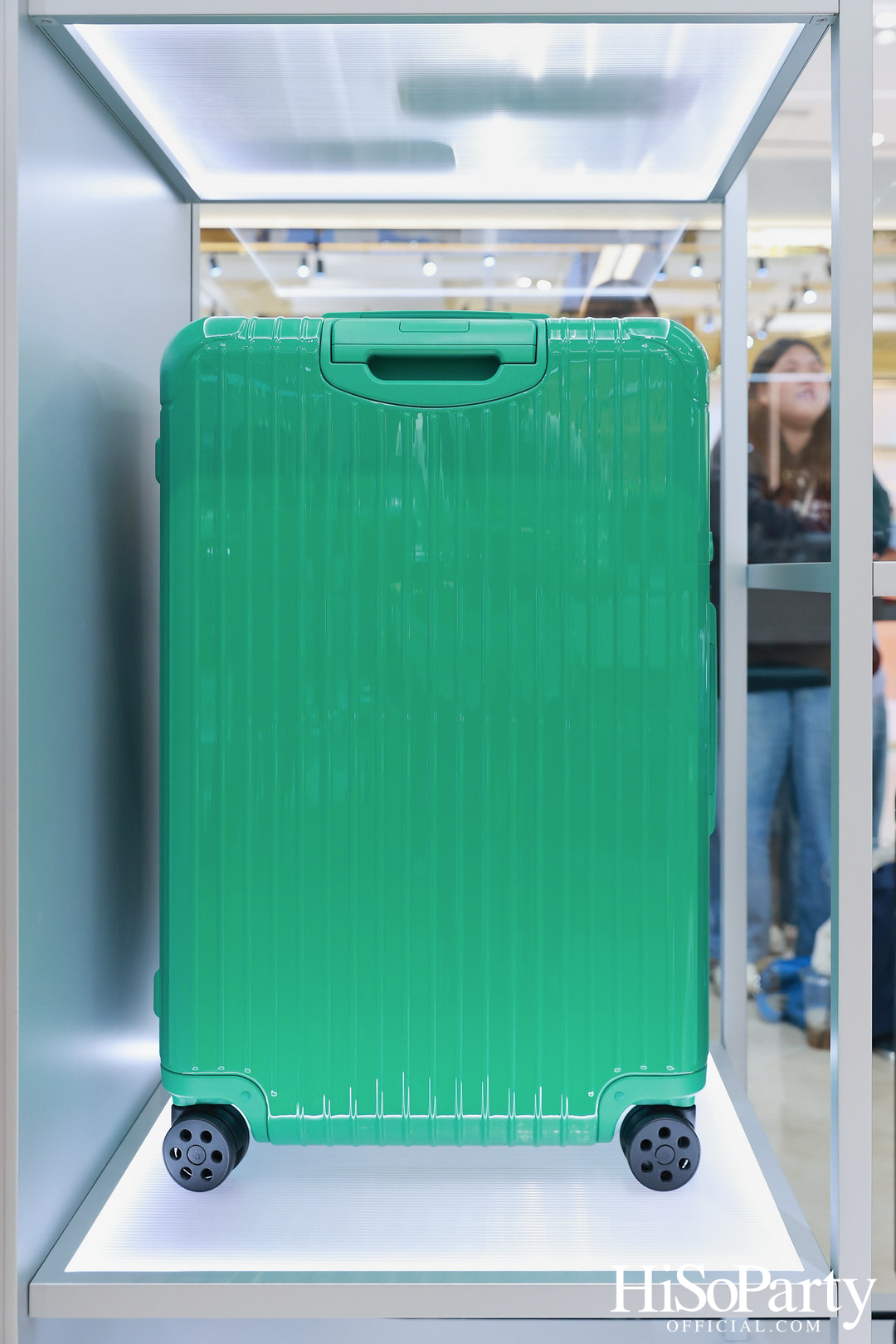 RIMOWA เปิดตัวเฉดสีใหม่ GRANADA & VERDE จากคอลเลกชัน Essential อย่างมีสไตล์ ณ สยามพารากอน