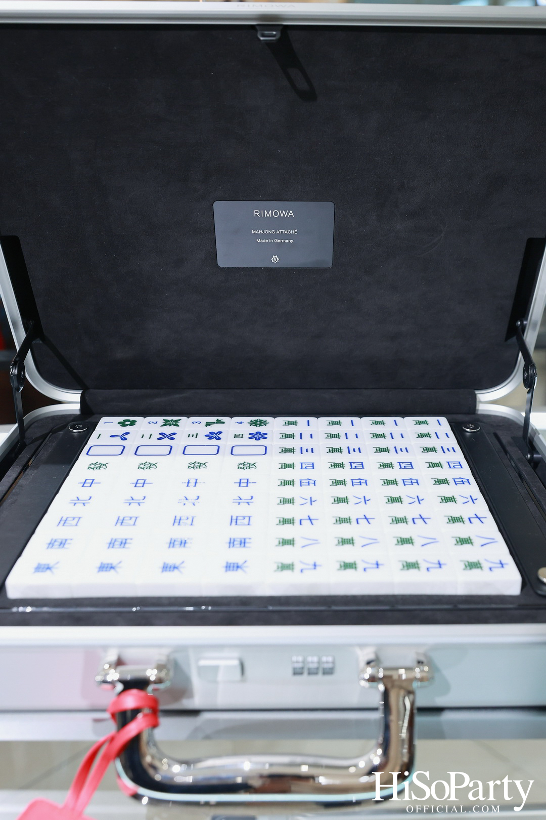 RIMOWA เปิดตัวเฉดสีใหม่ GRANADA & VERDE จากคอลเลกชัน Essential อย่างมีสไตล์ ณ สยามพารากอน