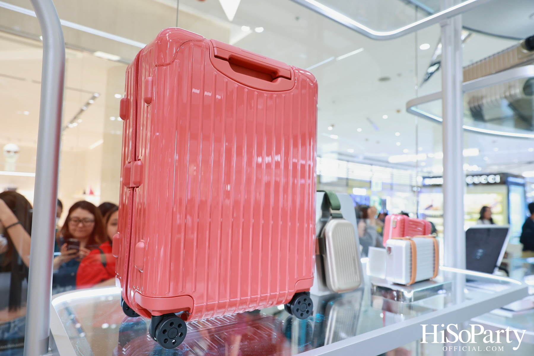 RIMOWA เปิดตัวเฉดสีใหม่ GRANADA & VERDE จากคอลเลกชัน Essential อย่างมีสไตล์ ณ สยามพารากอน