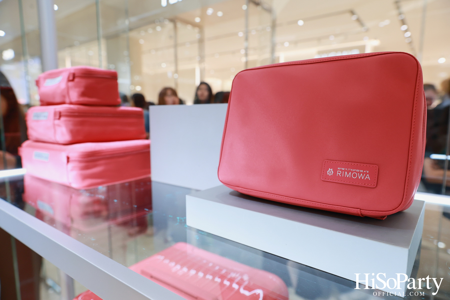 RIMOWA เปิดตัวเฉดสีใหม่ GRANADA & VERDE จากคอลเลกชัน Essential อย่างมีสไตล์ ณ สยามพารากอน