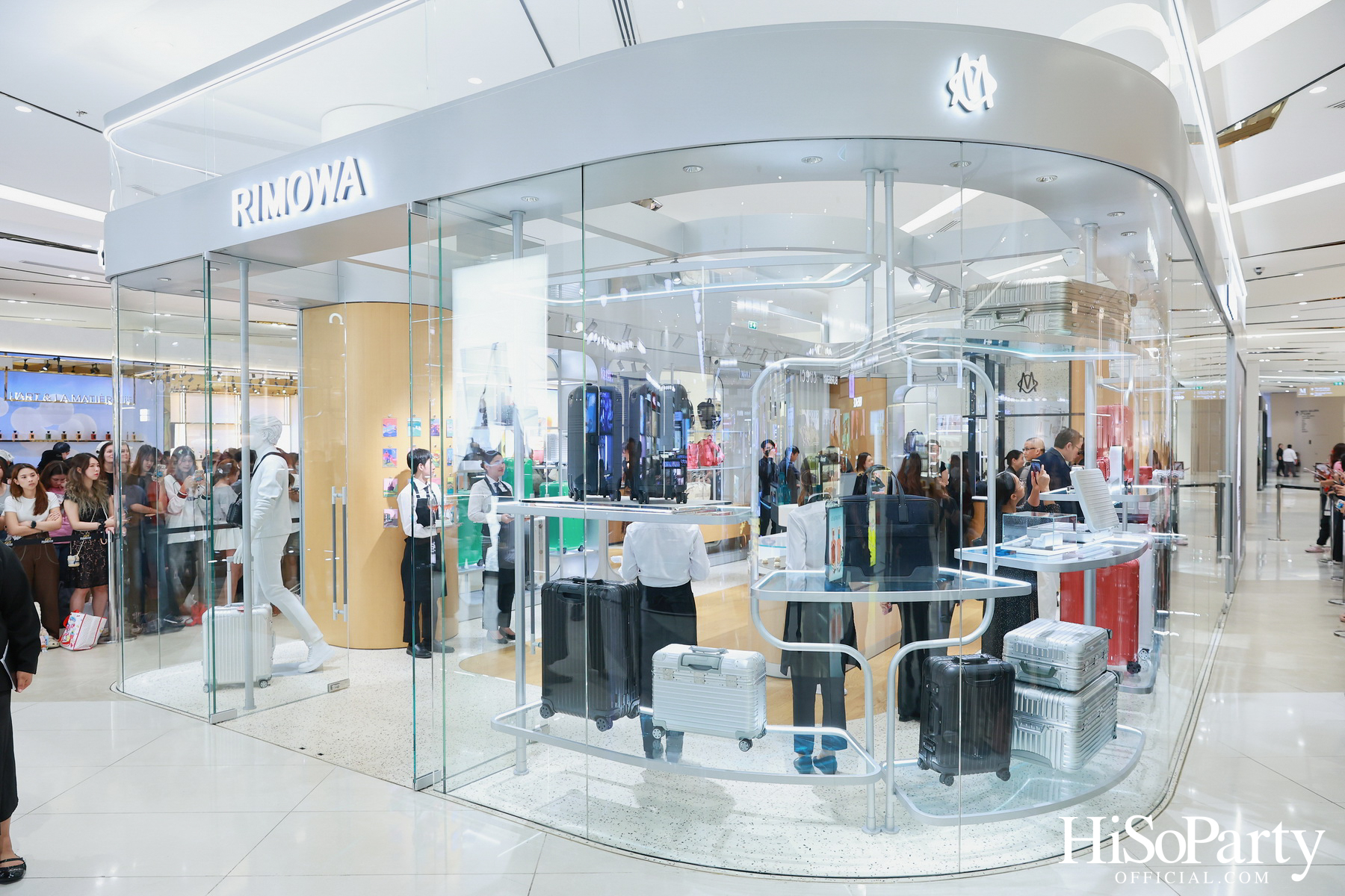 RIMOWA เปิดตัวเฉดสีใหม่ GRANADA & VERDE จากคอลเลกชัน Essential อย่างมีสไตล์ ณ สยามพารากอน