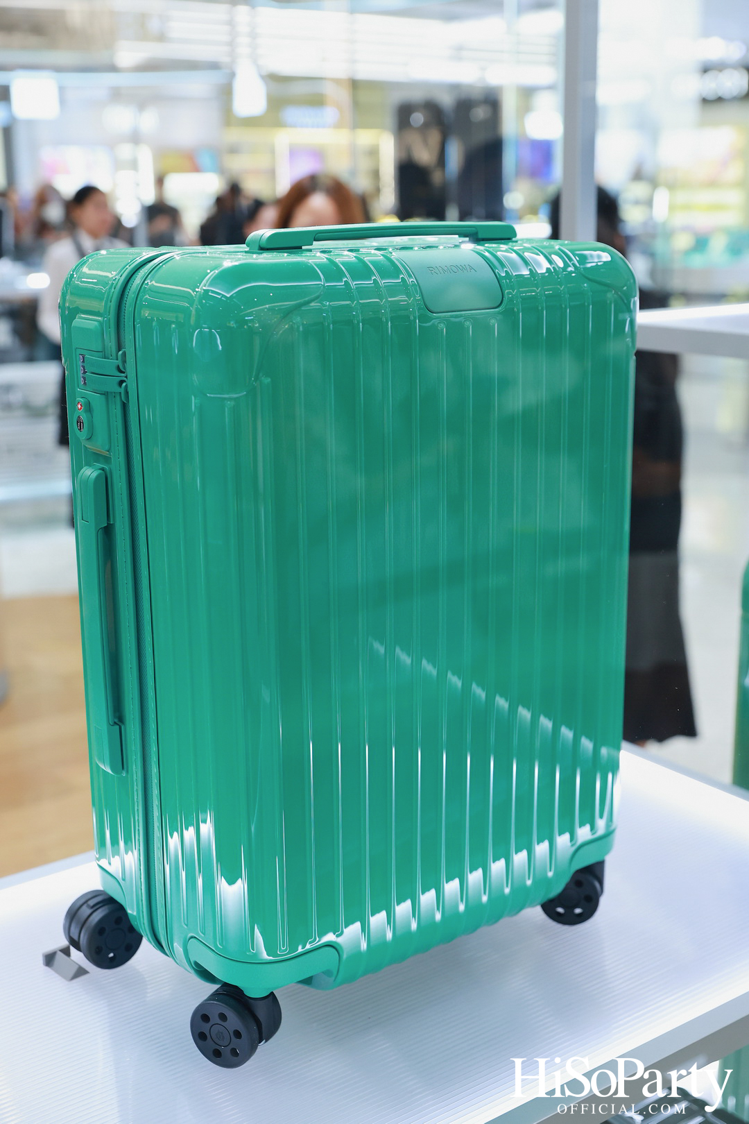 RIMOWA เปิดตัวเฉดสีใหม่ GRANADA & VERDE จากคอลเลกชัน Essential อย่างมีสไตล์ ณ สยามพารากอน