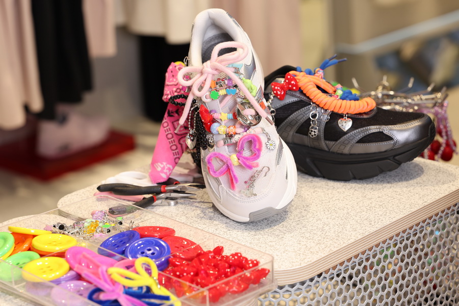 SKECHERS เปิดสโตร์ใหม่สุดล้ำที่ MegaBangna พร้อมเผยโฉมคอลเลกชัน Skechers Street™ Shadow สไตล์สตรีทแฟชั่นยุค Y2K