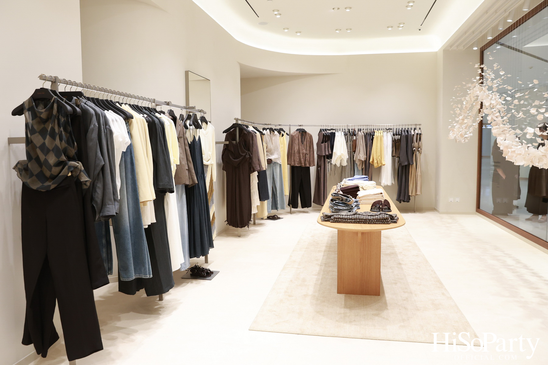 Massimo Dutti เปิดแฟลกชิพสโตร์โฉมใหม่ ณ สยามพารากอน พร้อมจัดแสดงงานศิลปะจากโครงการ Art in Progress