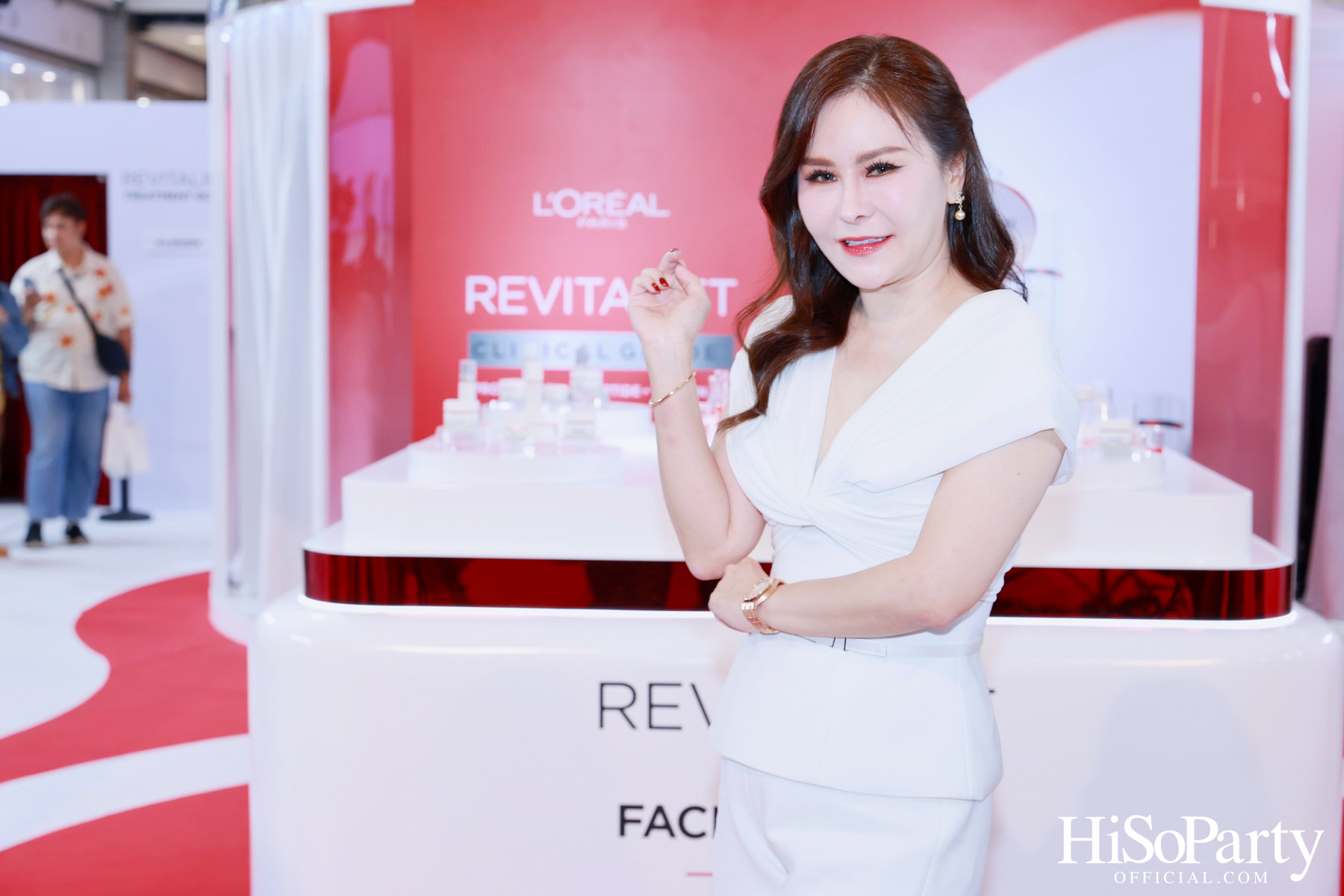L’Oréal Paris ชวนคนดังพิสูจน์นวัตกรรมระดับคลินิก พร้อมเปิดตัว ‘มาดามแป้ง’ ในฐานะ New Face of L’Oréal Paris Revitalift อย่างเป็นทางการ