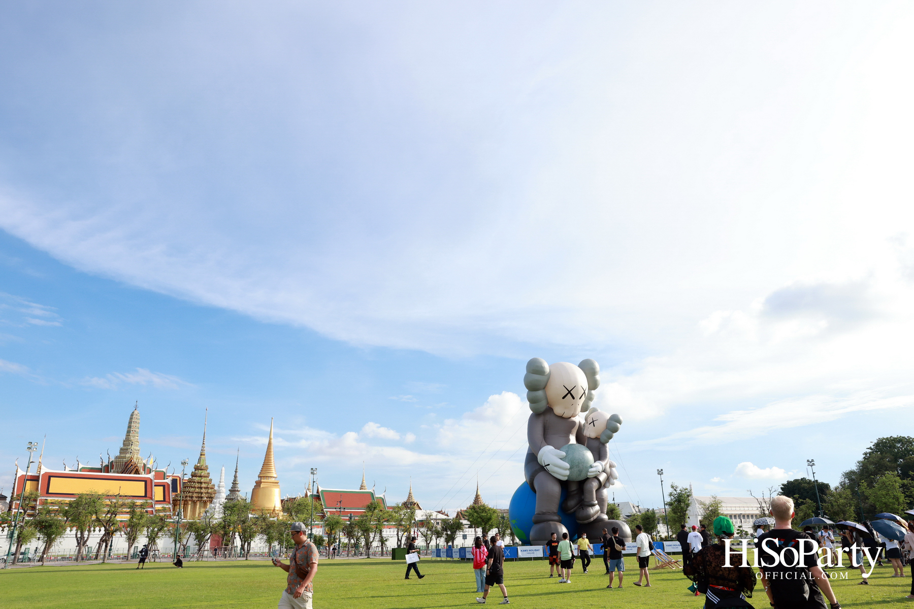 ‘KAWS:HOLIDAY THAILAND’ แลนด์มาร์กศิลปะกลางสนามหลวง ครั้งแรกในไทย พร้อมเปิดให้ชมฟรี!