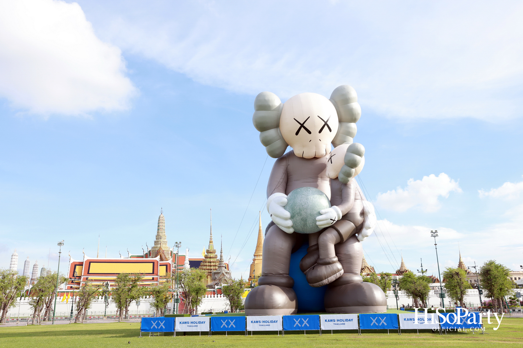 ‘KAWS:HOLIDAY THAILAND’ แลนด์มาร์กศิลปะกลางสนามหลวง ครั้งแรกในไทย พร้อมเปิดให้ชมฟรี!