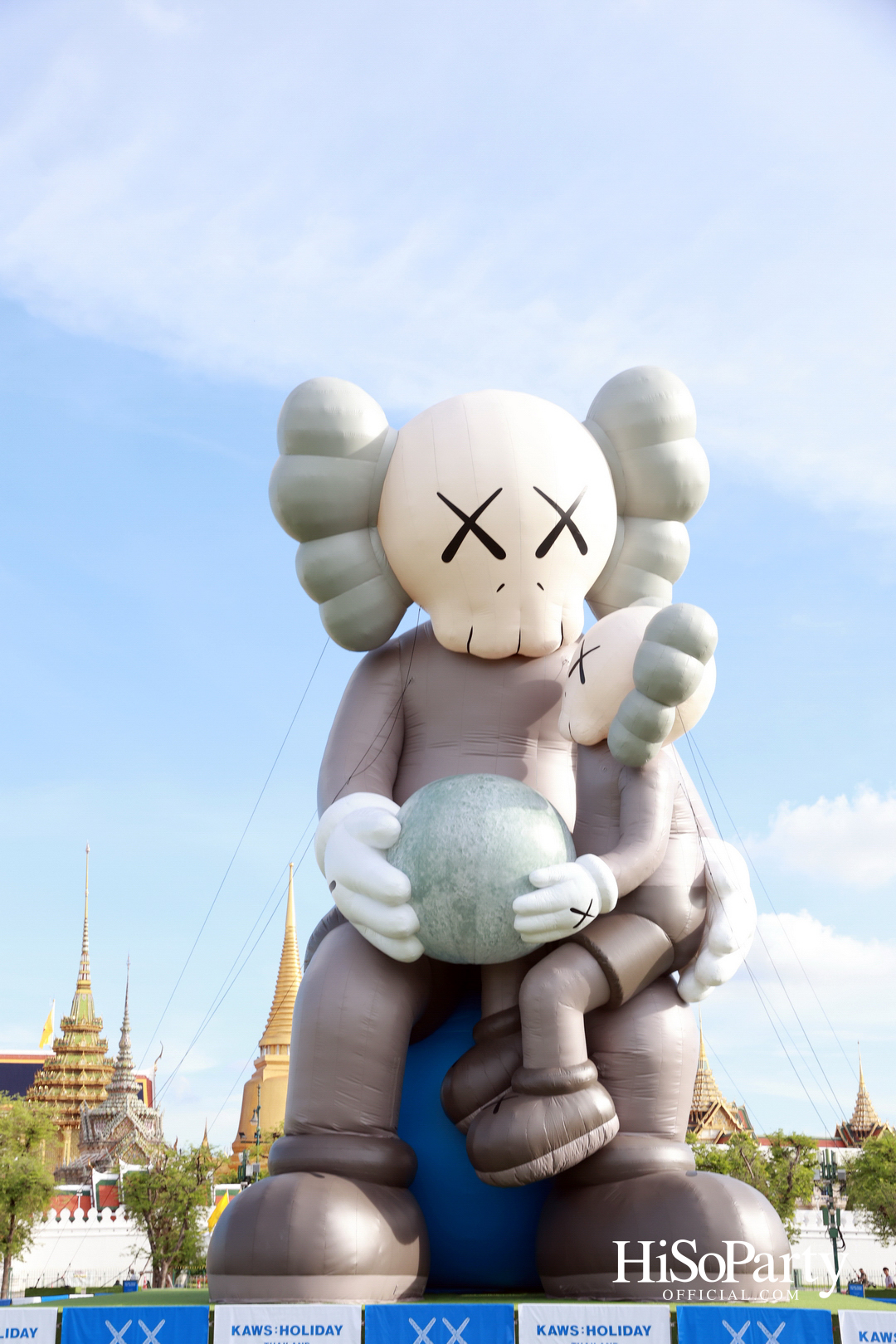 ‘KAWS:HOLIDAY THAILAND’ แลนด์มาร์กศิลปะกลางสนามหลวง ครั้งแรกในไทย พร้อมเปิดให้ชมฟรี!
