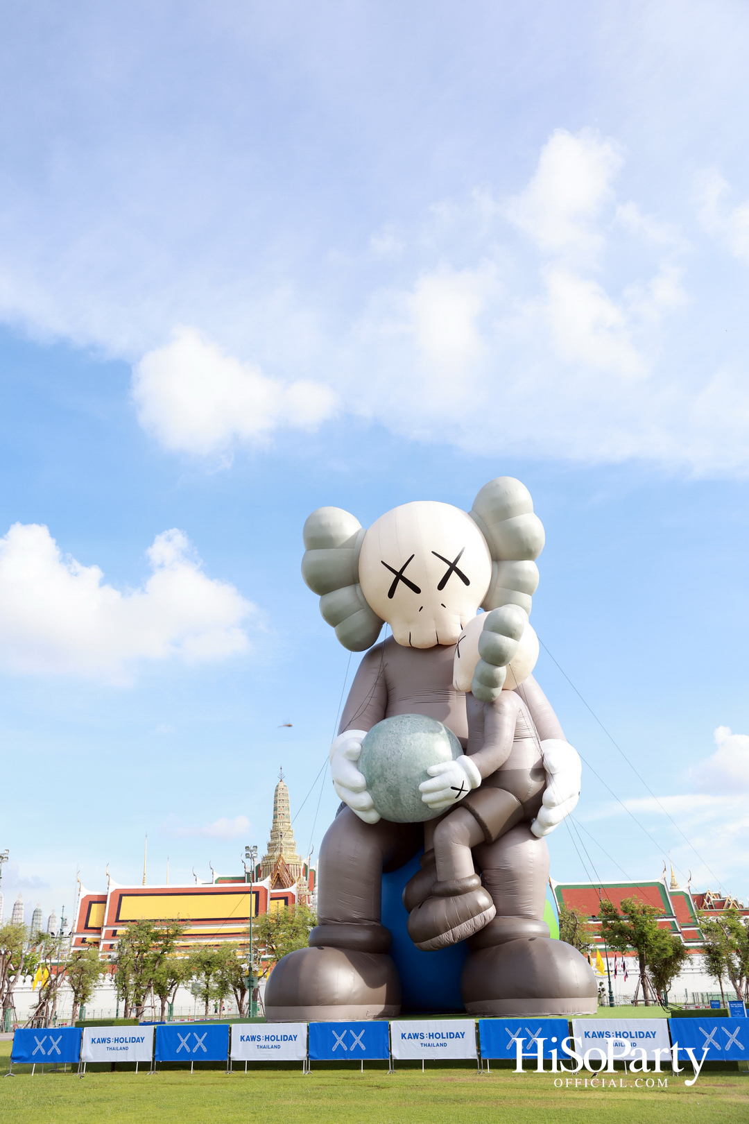 ‘KAWS:HOLIDAY THAILAND’ แลนด์มาร์กศิลปะกลางสนามหลวง ครั้งแรกในไทย พร้อมเปิดให้ชมฟรี!