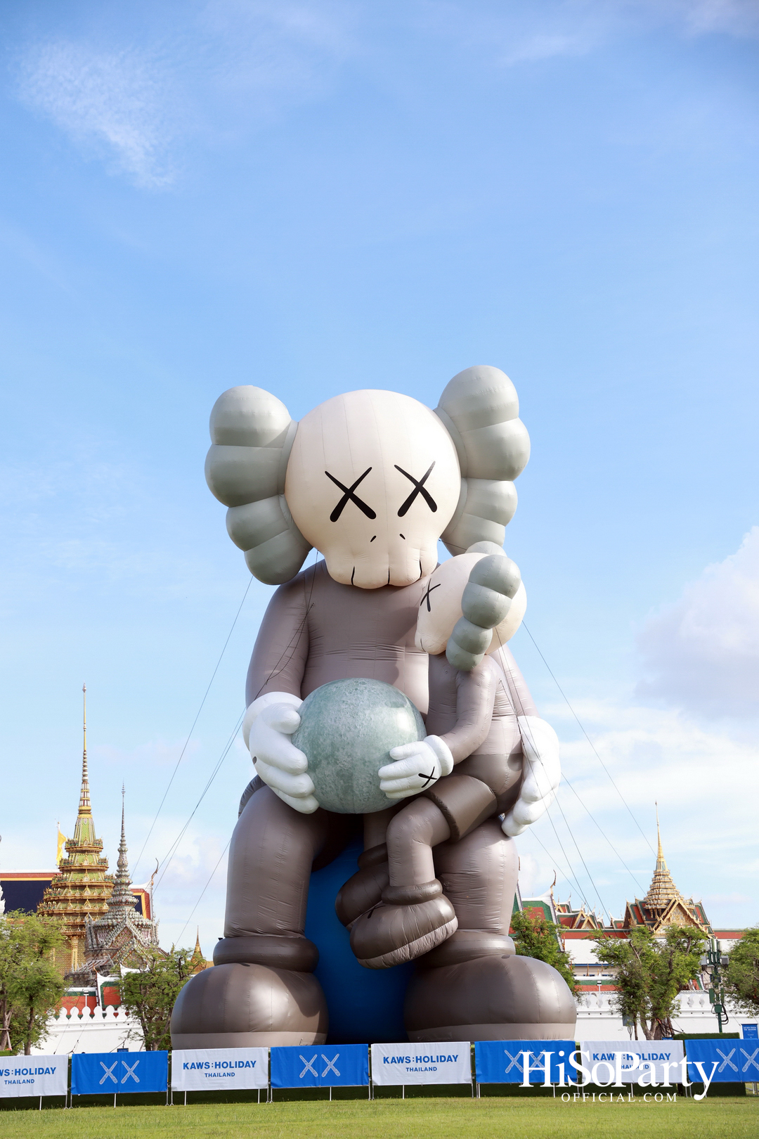 ‘KAWS:HOLIDAY THAILAND’ แลนด์มาร์กศิลปะกลางสนามหลวง ครั้งแรกในไทย พร้อมเปิดให้ชมฟรี!