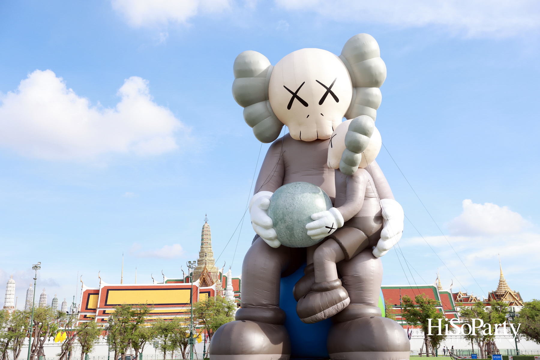 ‘KAWS:HOLIDAY THAILAND’ แลนด์มาร์กศิลปะกลางสนามหลวง ครั้งแรกในไทย พร้อมเปิดให้ชมฟรี!