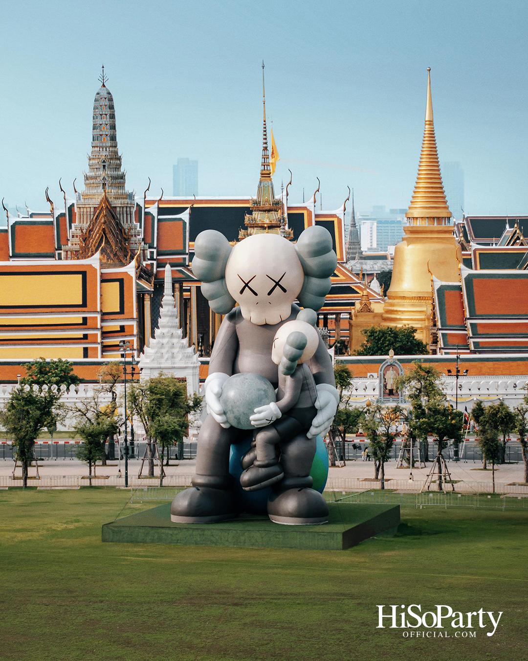 ‘KAWS:HOLIDAY THAILAND’ แลนด์มาร์กศิลปะกลางสนามหลวง ครั้งแรกในไทย พร้อมเปิดให้ชมฟรี!