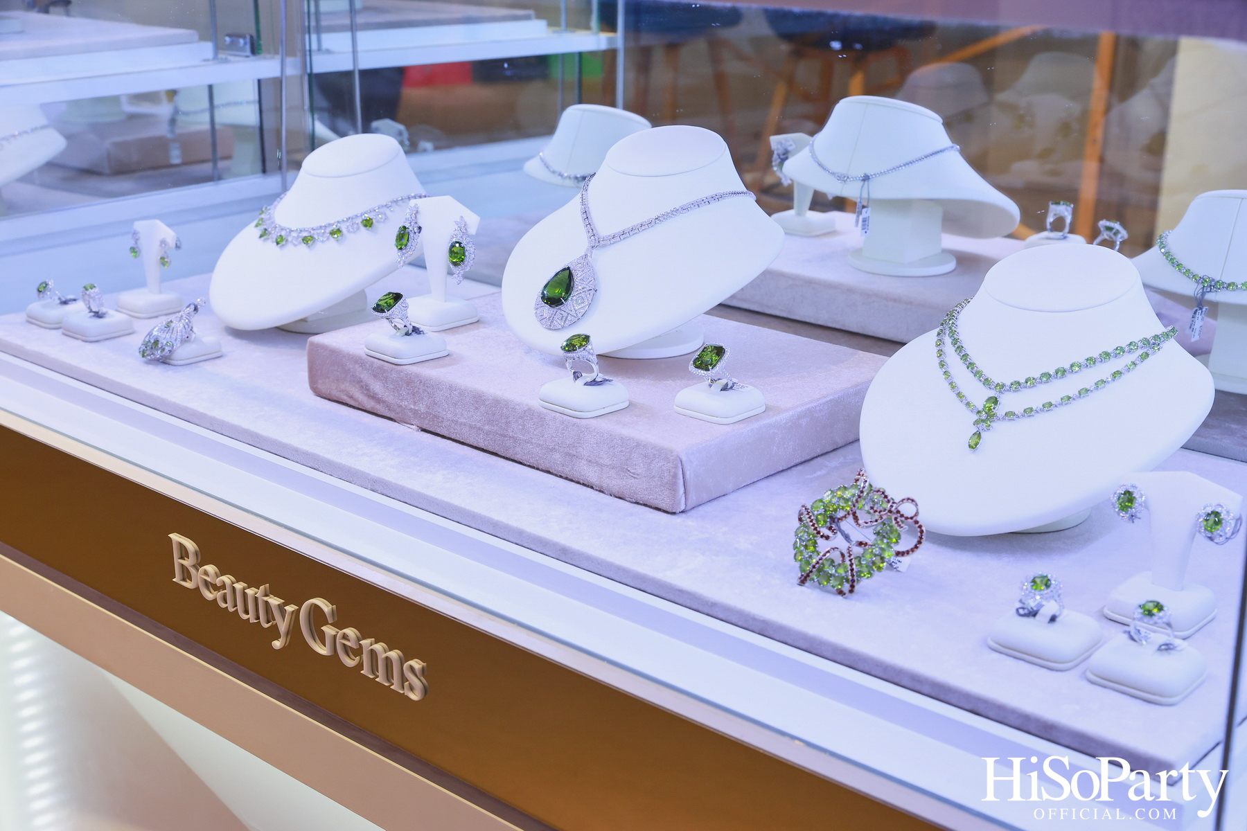 HiSoParty เชิญแขกคนพิเศษร่วมสัมผัส 'THE ULTIMATE LUXURY EXPERIENCE' โดย BEAUTY GEMS x BENTLEY BANGKOK