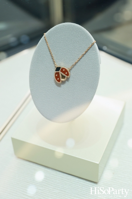 Van Cleef & Arpels เปิดตัวบูติกแห่งใหม่ ณ สยามพารากอน สะท้อนเสน่ห์แห่งเมซงฝรั่งเศส ผสานศิลปะและวัฒนธรรมไทยอย่างละเมียดละไม