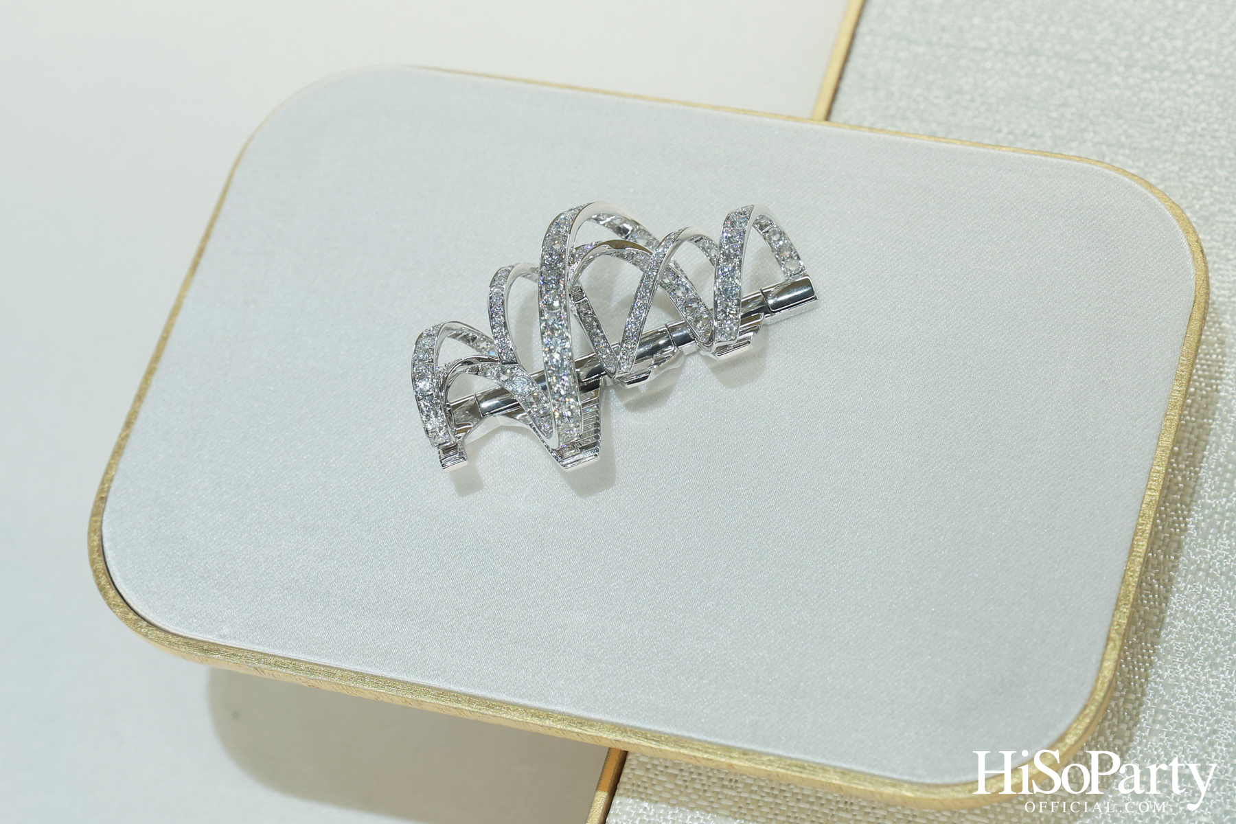 Chaumet แบรนด์เครื่องประดับชั้นสูงจากฝรั่งเศส ร่วมเฉลิมฉลอง Pride Month ด้วยอินสตอลเลชันพิเศษภายในบูติก