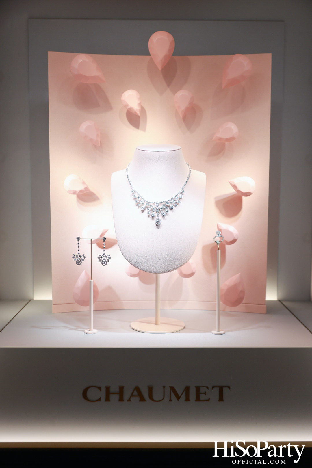 Chaumet แบรนด์เครื่องประดับชั้นสูงจากฝรั่งเศส ร่วมเฉลิมฉลอง Pride Month ด้วยอินสตอลเลชันพิเศษภายในบูติก