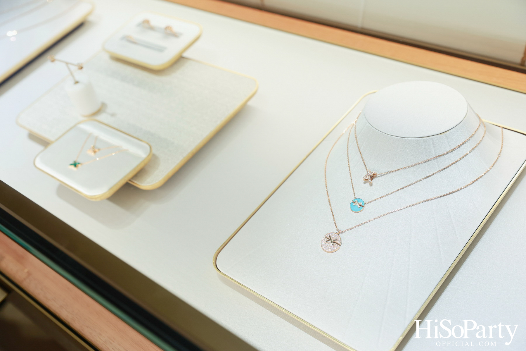 Chaumet แบรนด์เครื่องประดับชั้นสูงจากฝรั่งเศส ร่วมเฉลิมฉลอง Pride Month ด้วยอินสตอลเลชันพิเศษภายในบูติก