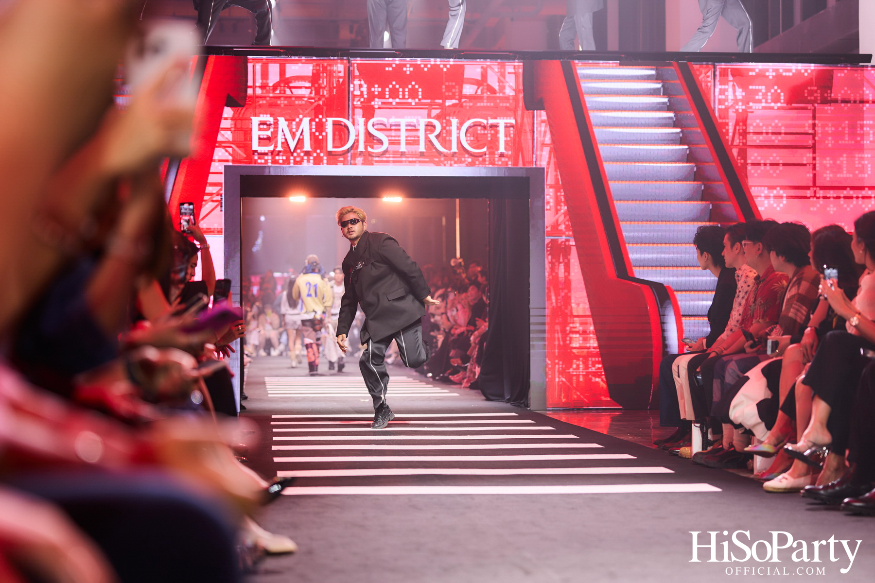  EM DISTRICT เปิดรันเวย์ ‘EMFASHIONICON EDGE’ ในคอนเซปต์ The Essence of Bangkok พร้อมเปิดฉากเดือน PRIDE