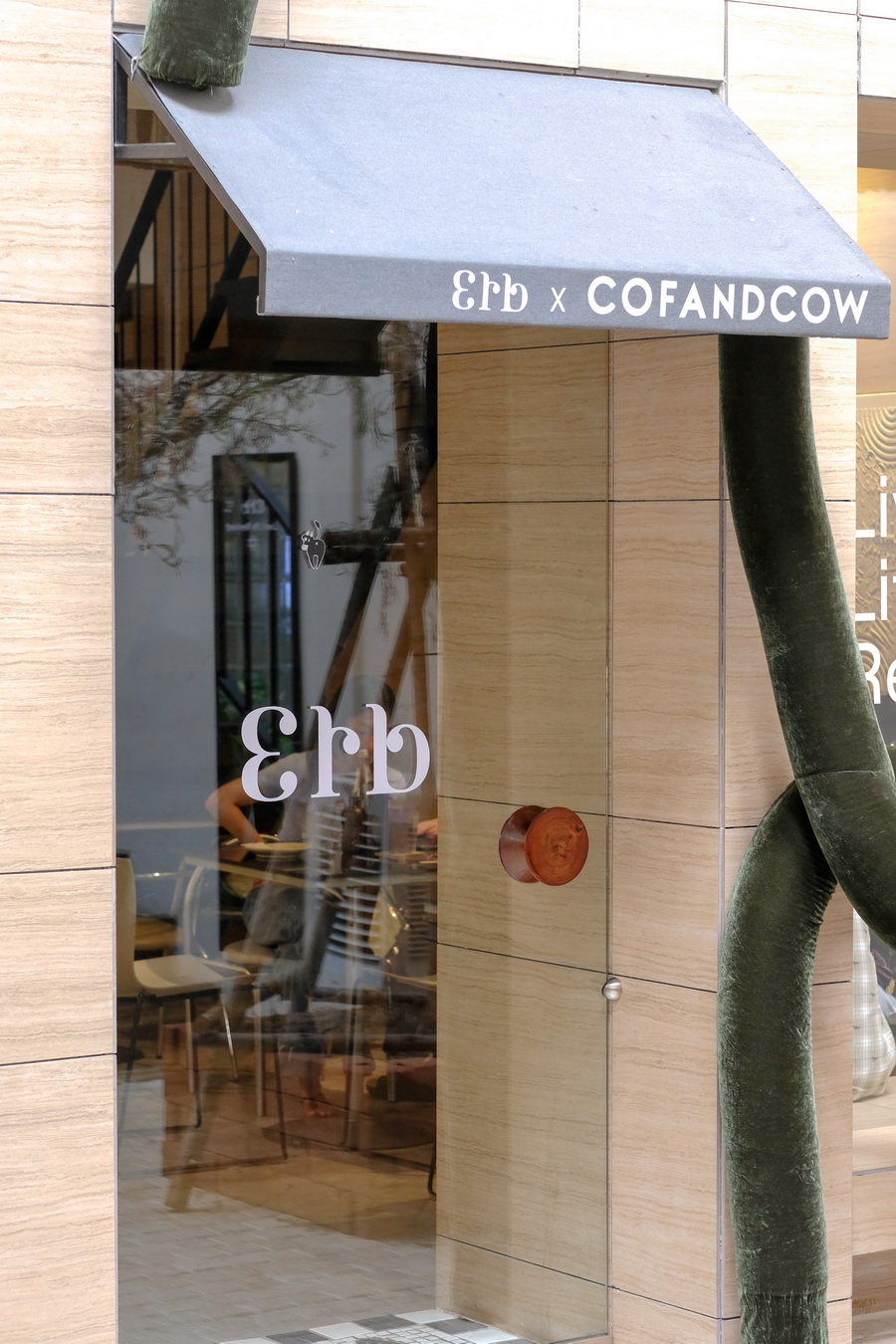 ‘นิว ชยภัค’ ชวนเช็กอิน ‘Erb x COF AND COW’ คาเฟ่หอมที่สุดในกรุงเทพฯ กับประสบการณ์ ‘ฟื้น ตื่น รื่นรมย์’ ถึง 31 สิงหาคมนี้