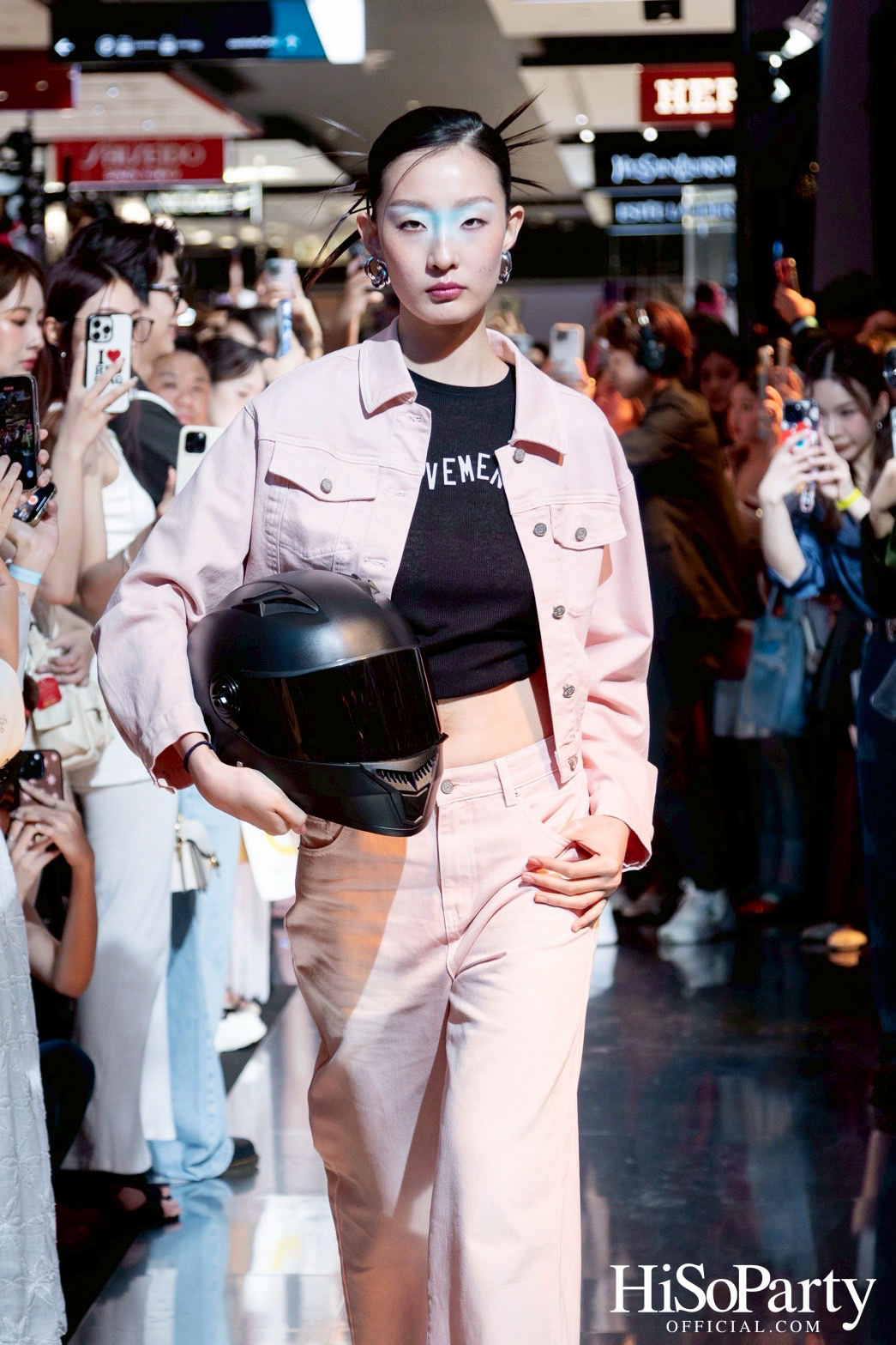 Central The Fashion Disruptors 2025 รวมพลัง 16 แบรนด์ออนไลน์ไทย สู่แฟชั่นโชว์ยิ่งใหญ่บนรันเวย์