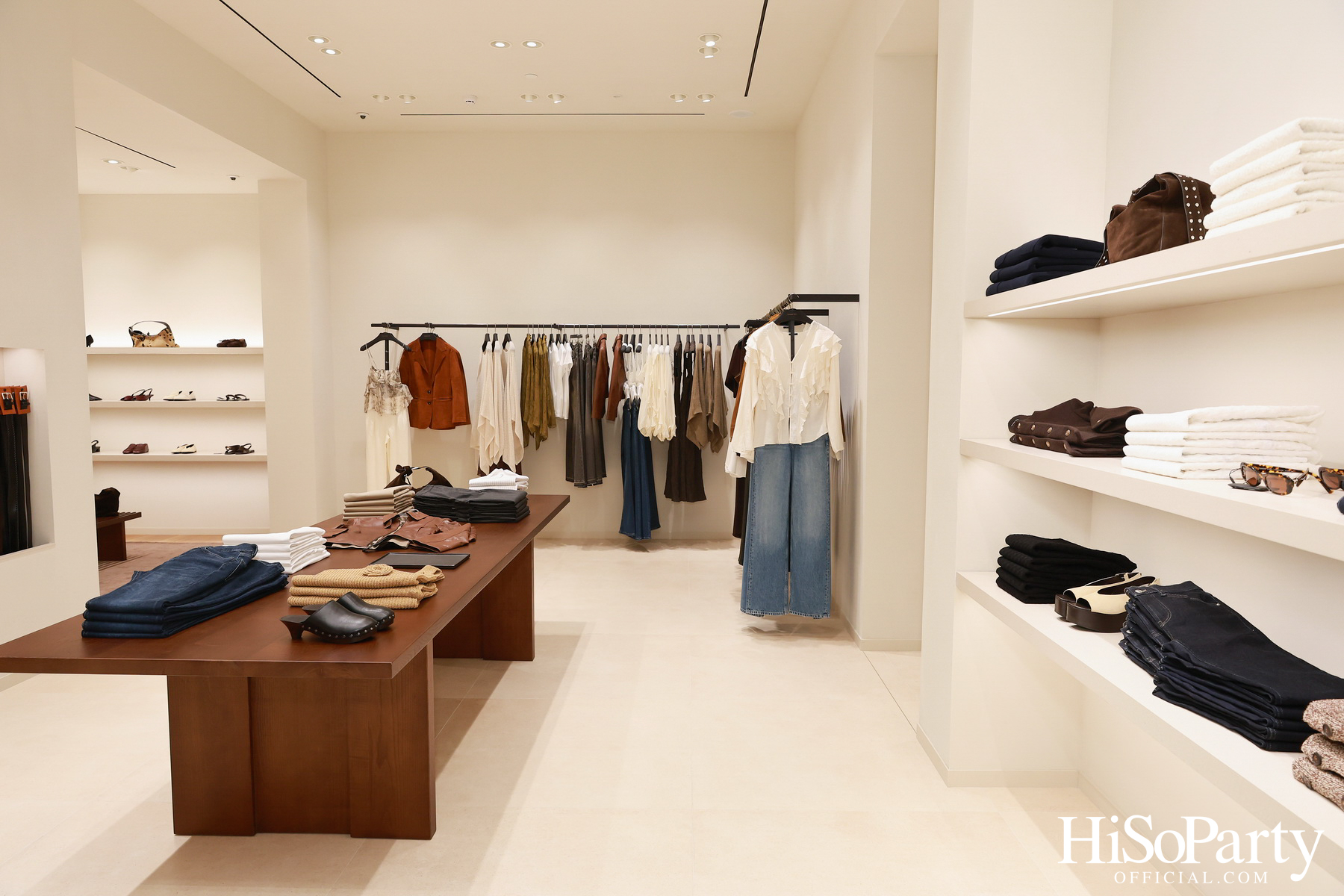 Massimo Dutti เปิดแฟลกชิพสโตร์โฉมใหม่ ณ ICONSIAM พร้อมเปิดตัวคอลเลกชันล่าสุดและนิทรรศการศิลป์จาก PHKA Studio