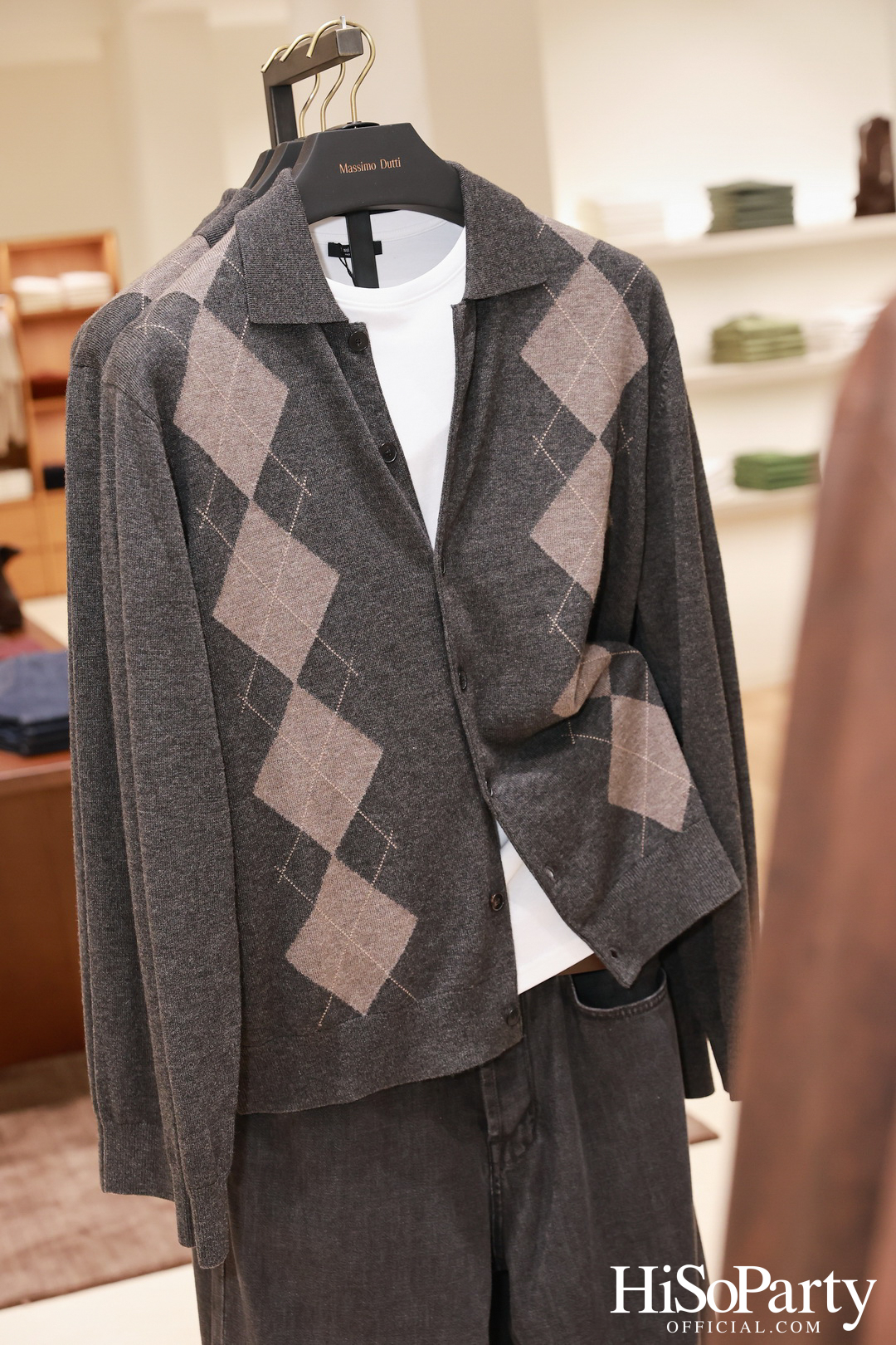 Massimo Dutti เปิดแฟลกชิพสโตร์โฉมใหม่ ณ ICONSIAM พร้อมเปิดตัวคอลเลกชันล่าสุดและนิทรรศการศิลป์จาก PHKA Studio