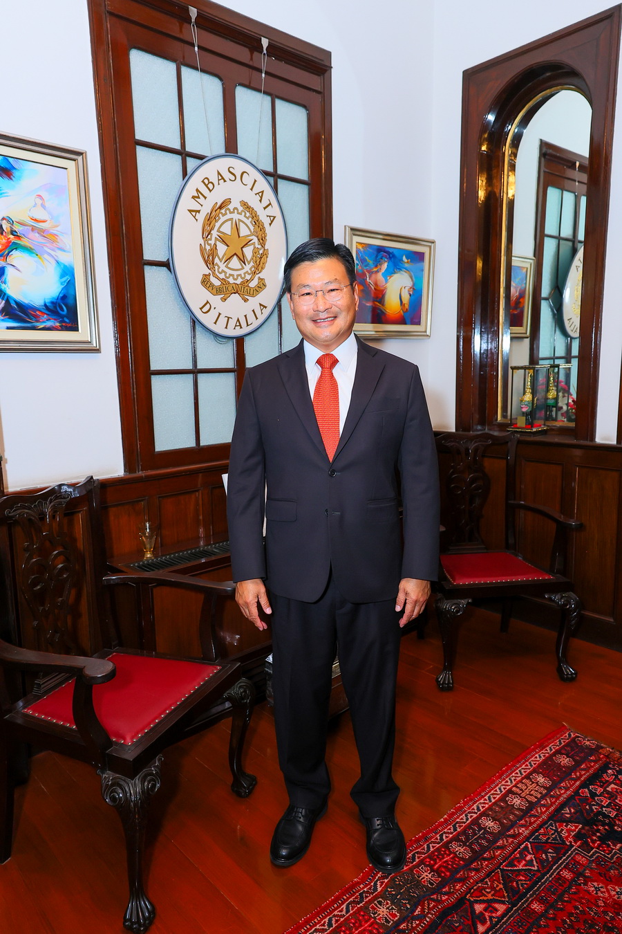 ศุภลักษณ์ อัมพุช ผู้บริหารเดอะมอลล์ กรุ๊ปและเอ็ม ดิสทริค เข้ารับเครื่องราชอิสริยาภรณ์ชั้นอัศวิน จากสาธารณรัฐอิตาลี