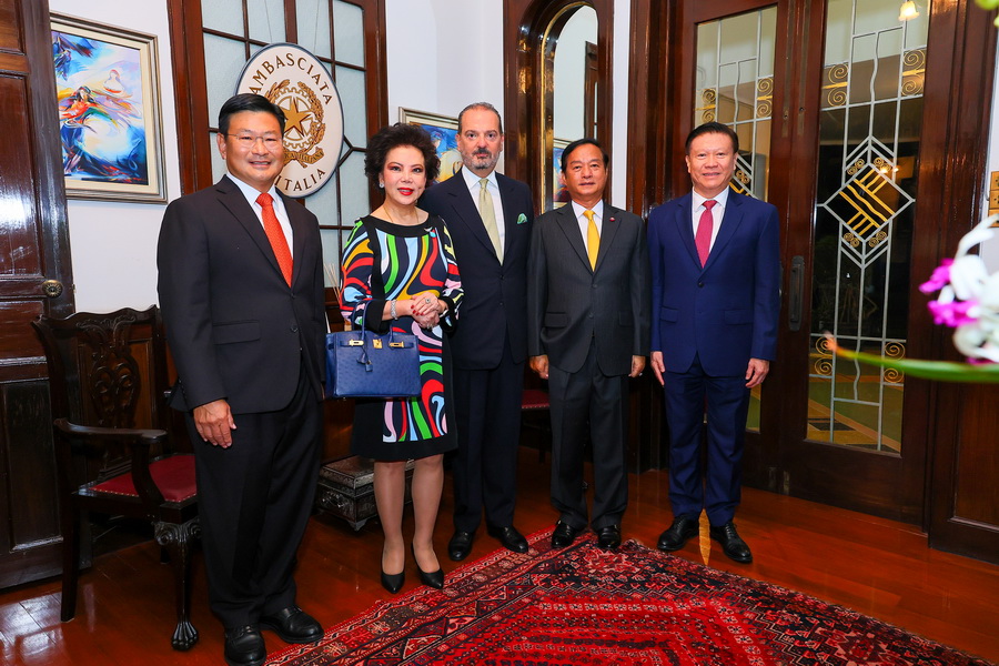 ศุภลักษณ์ อัมพุช ผู้บริหารเดอะมอลล์ กรุ๊ปและเอ็ม ดิสทริค เข้ารับเครื่องราชอิสริยาภรณ์ชั้นอัศวิน จากสาธารณรัฐอิตาลี