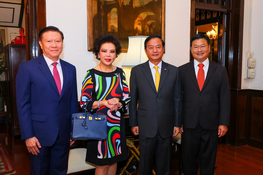 ศุภลักษณ์ อัมพุช ผู้บริหารเดอะมอลล์ กรุ๊ปและเอ็ม ดิสทริค เข้ารับเครื่องราชอิสริยาภรณ์ชั้นอัศวิน จากสาธารณรัฐอิตาลี