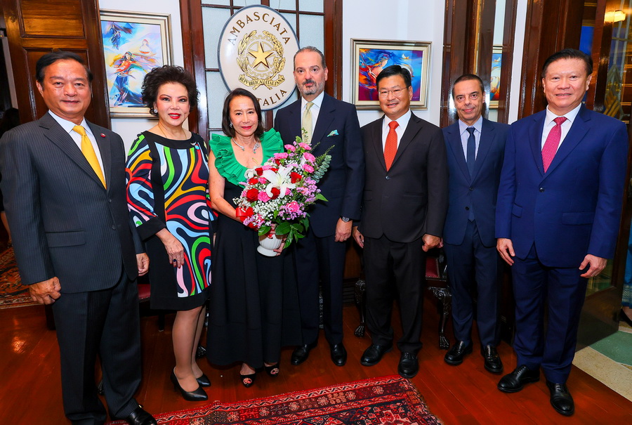 ศุภลักษณ์ อัมพุช ผู้บริหารเดอะมอลล์ กรุ๊ปและเอ็ม ดิสทริค เข้ารับเครื่องราชอิสริยาภรณ์ชั้นอัศวิน จากสาธารณรัฐอิตาลี