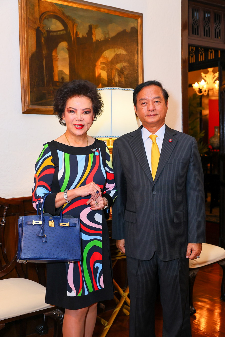 ศุภลักษณ์ อัมพุช ผู้บริหารเดอะมอลล์ กรุ๊ปและเอ็ม ดิสทริค เข้ารับเครื่องราชอิสริยาภรณ์ชั้นอัศวิน จากสาธารณรัฐอิตาลี