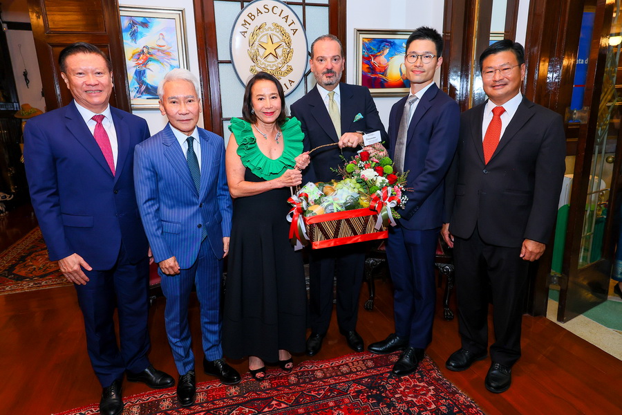 ศุภลักษณ์ อัมพุช ผู้บริหารเดอะมอลล์ กรุ๊ปและเอ็ม ดิสทริค เข้ารับเครื่องราชอิสริยาภรณ์ชั้นอัศวิน จากสาธารณรัฐอิตาลี