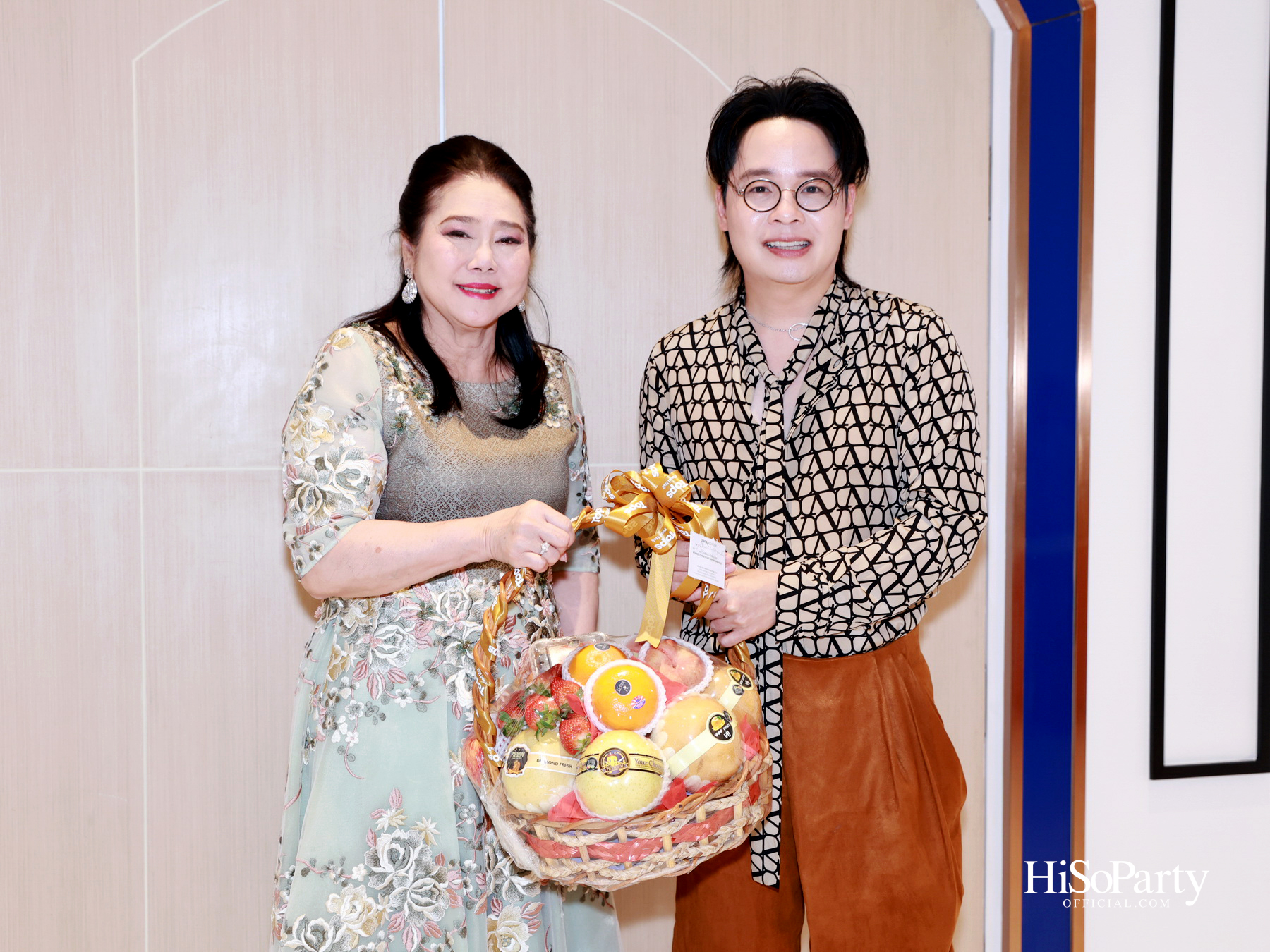 บิวตี้เจมส์ร่วมยินดีและจัดประมูลการกุศล แก่ประธานสภาสมาคมสตรีแห่งชาติฯ คนใหม่