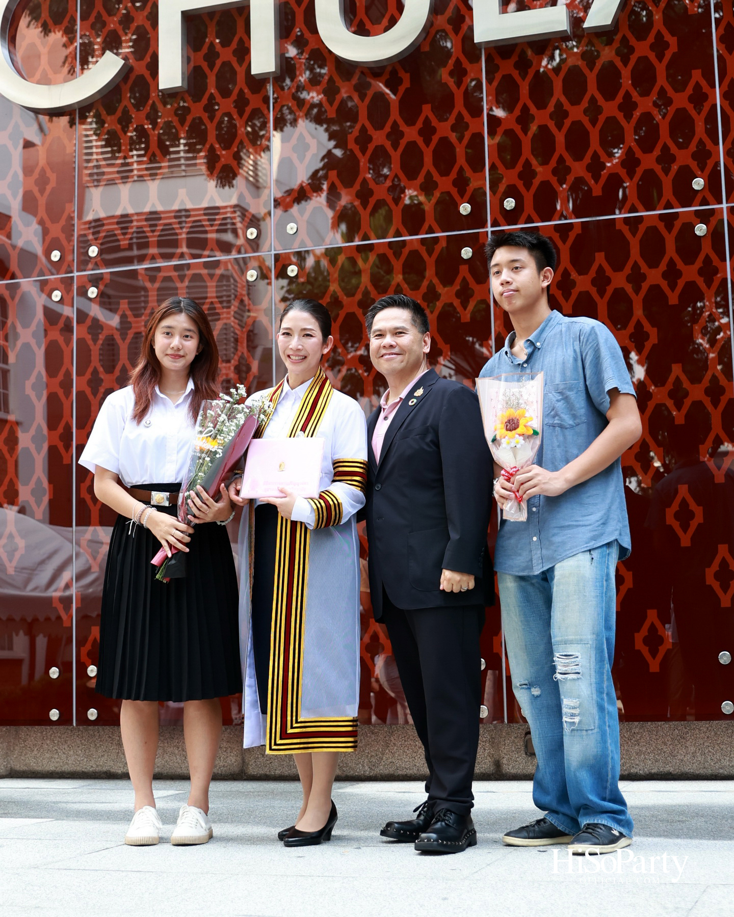 ขอแสดงความยินดีกับคุณเก๋-ดร.สุวรรณา ศิลปอาชา เนื่องในโอกาสสําเร็จการศึกษา ปริญญาโท จากคณะวิศวกรรมศาสตร์ จุฬาลงกรณ์มหาวิทยาลัย