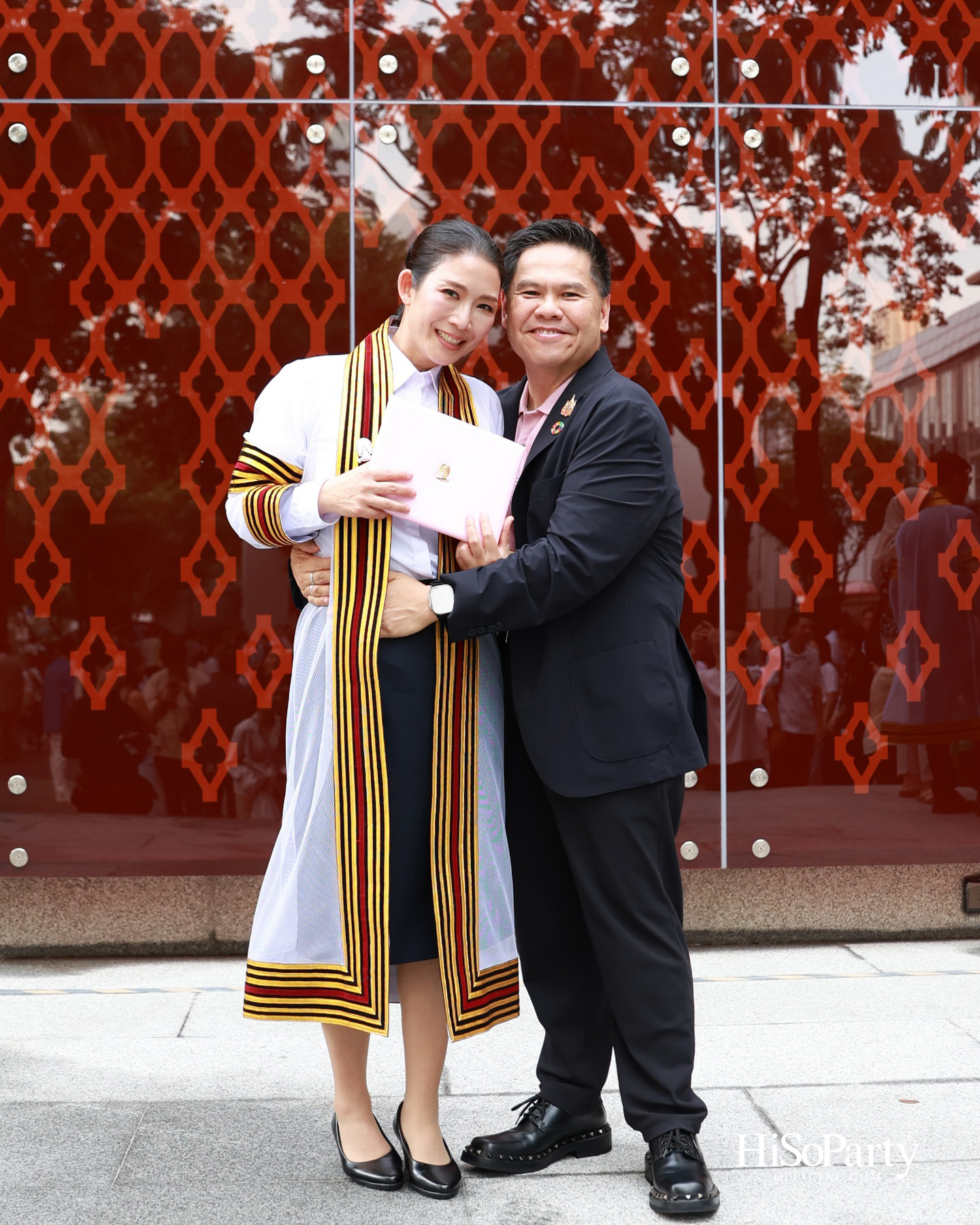 ขอแสดงความยินดีกับคุณเก๋-ดร.สุวรรณา ศิลปอาชา เนื่องในโอกาสสําเร็จการศึกษา ปริญญาโท จากคณะวิศวกรรมศาสตร์ จุฬาลงกรณ์มหาวิทยาลัย