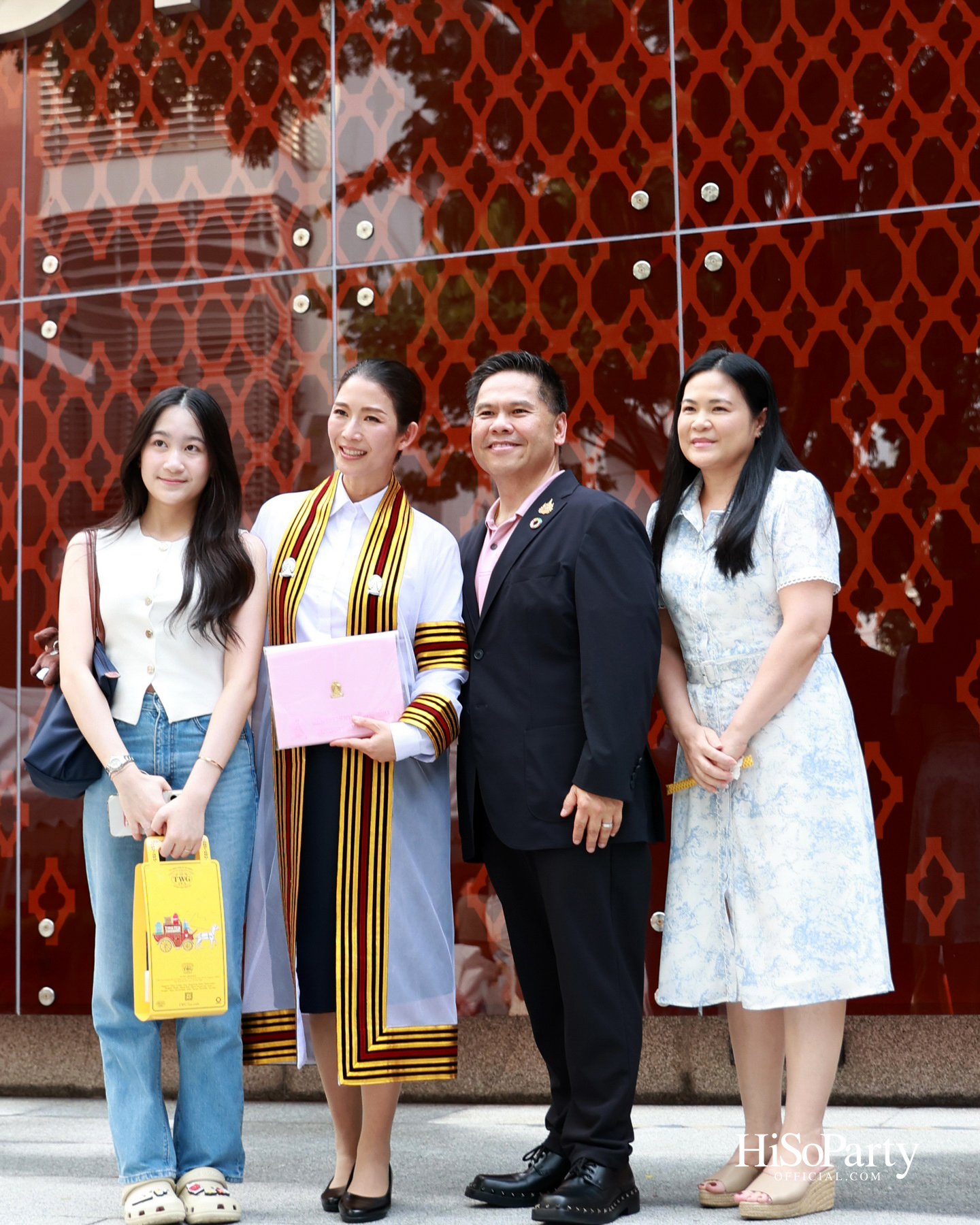 ขอแสดงความยินดีกับคุณเก๋-ดร.สุวรรณา ศิลปอาชา เนื่องในโอกาสสําเร็จการศึกษา ปริญญาโท จากคณะวิศวกรรมศาสตร์ จุฬาลงกรณ์มหาวิทยาลัย