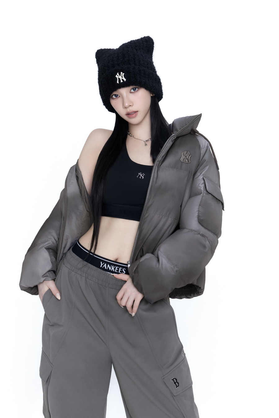 MLB เปิดตัวแคมเปญรับลมหนาวกับ KARINA นำเสนอ MLB Curve Down Jacket แจ็กเก็ตขนเป็ดทรงโค้งสไตล์ Hip-feminine