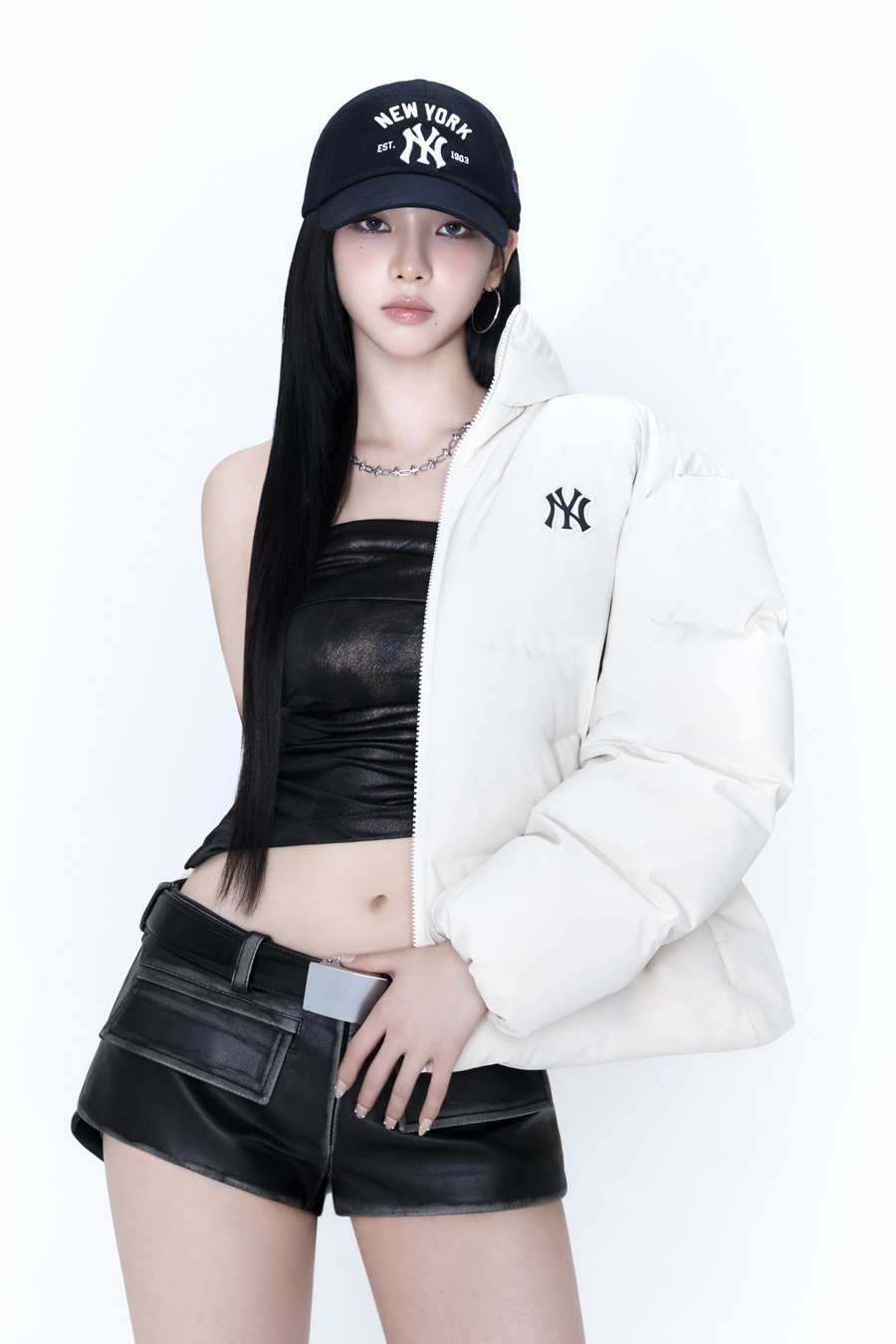 MLB เปิดตัวแคมเปญรับลมหนาวกับ KARINA นำเสนอ MLB Curve Down Jacket แจ็กเก็ตขนเป็ดทรงโค้งสไตล์ Hip-feminine