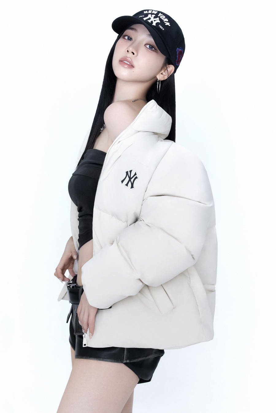 MLB เปิดตัวแคมเปญรับลมหนาวกับ KARINA นำเสนอ MLB Curve Down Jacket แจ็กเก็ตขนเป็ดทรงโค้งสไตล์ Hip-feminine