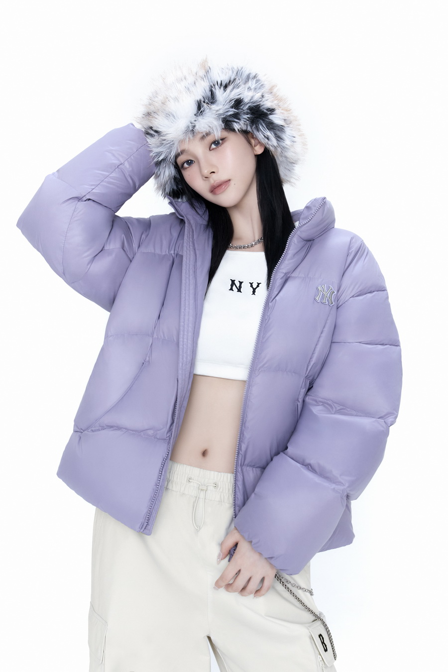 MLB เปิดตัวแคมเปญรับลมหนาวกับ KARINA นำเสนอ MLB Curve Down Jacket แจ็กเก็ตขนเป็ดทรงโค้งสไตล์ Hip-feminine