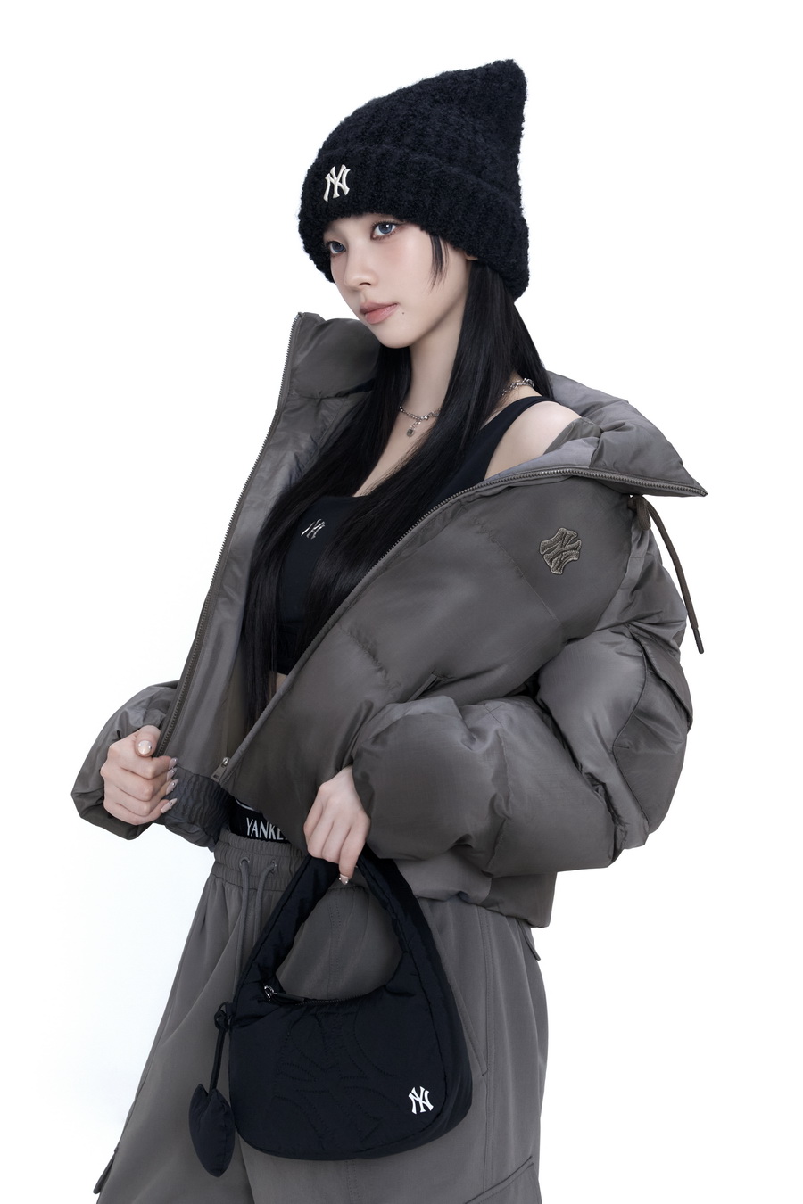 MLB เปิดตัวแคมเปญรับลมหนาวกับ KARINA นำเสนอ MLB Curve Down Jacket แจ็กเก็ตขนเป็ดทรงโค้งสไตล์ Hip-feminine