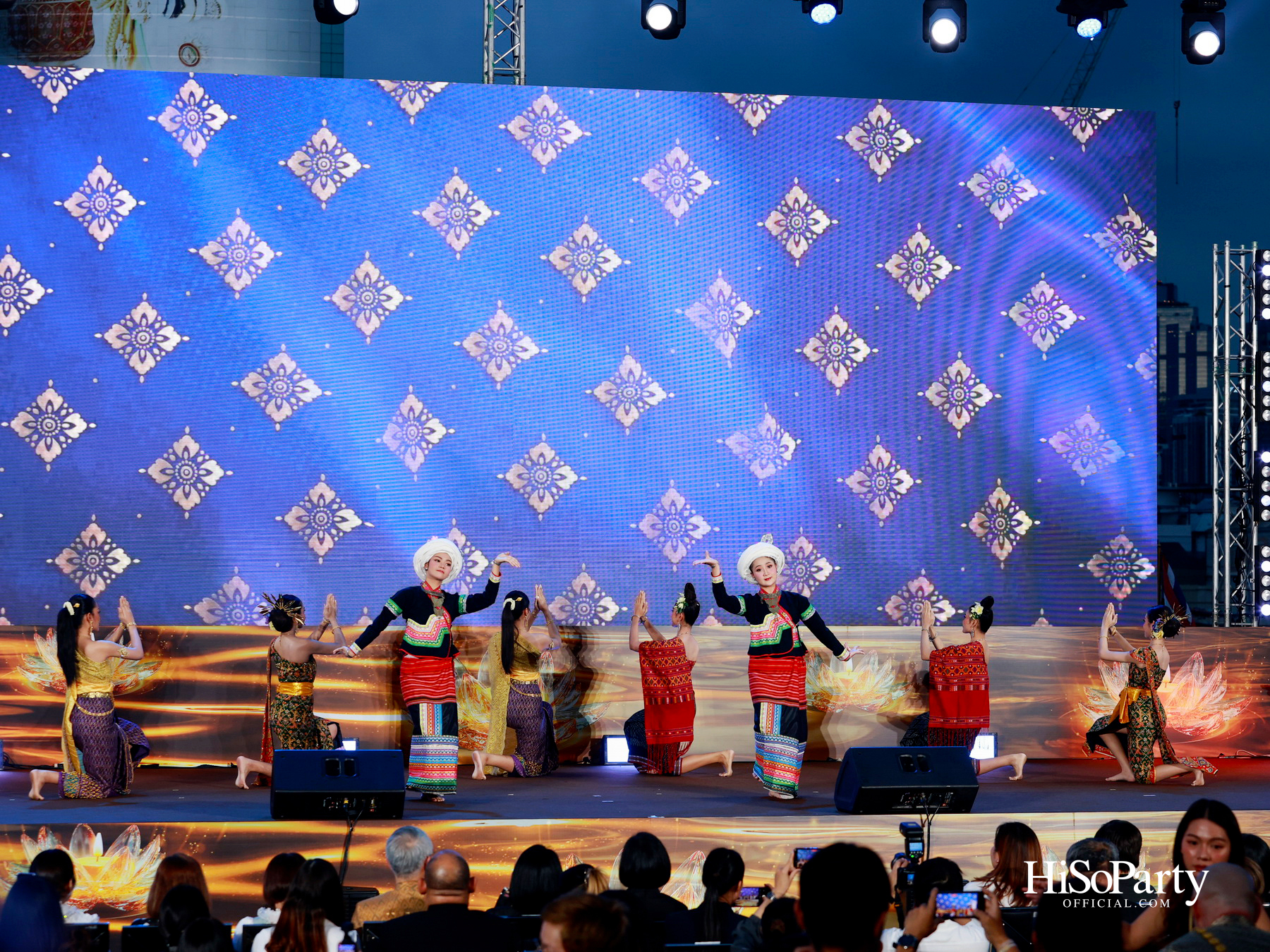 ไอคอนสยามจัดงาน ‘ICONSIAM THAICONIC LOY KRATHONG 2025’ ร้อยใจไทยรักษ์เจ้าพระยา น้อมรำลึกในพระมหากรุณาธิคุณสมเด็จพระพันปีหลวง