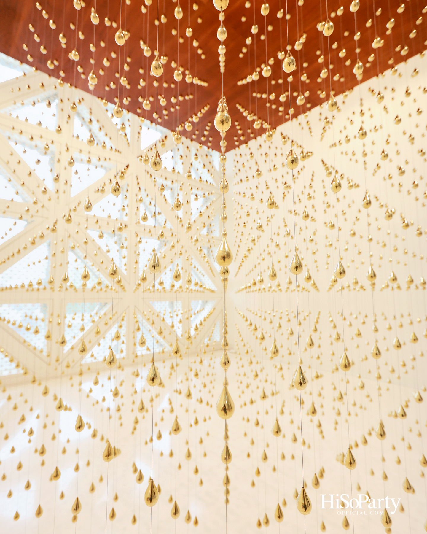 หยดทองแห่งกาลเวลา ‘Golden Teardrop (2025)’ โดย อริญชย์ รุ่งแจ้ง ณ MOCA BANGKOK