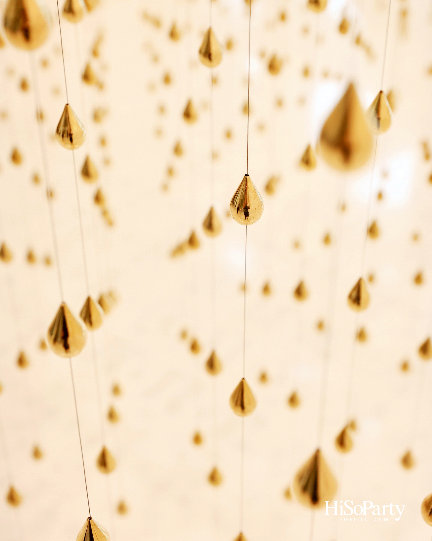 หยดทองแห่งกาลเวลา ‘Golden Teardrop (2025)’ โดย อริญชย์ รุ่งแจ้ง ณ MOCA BANGKOK