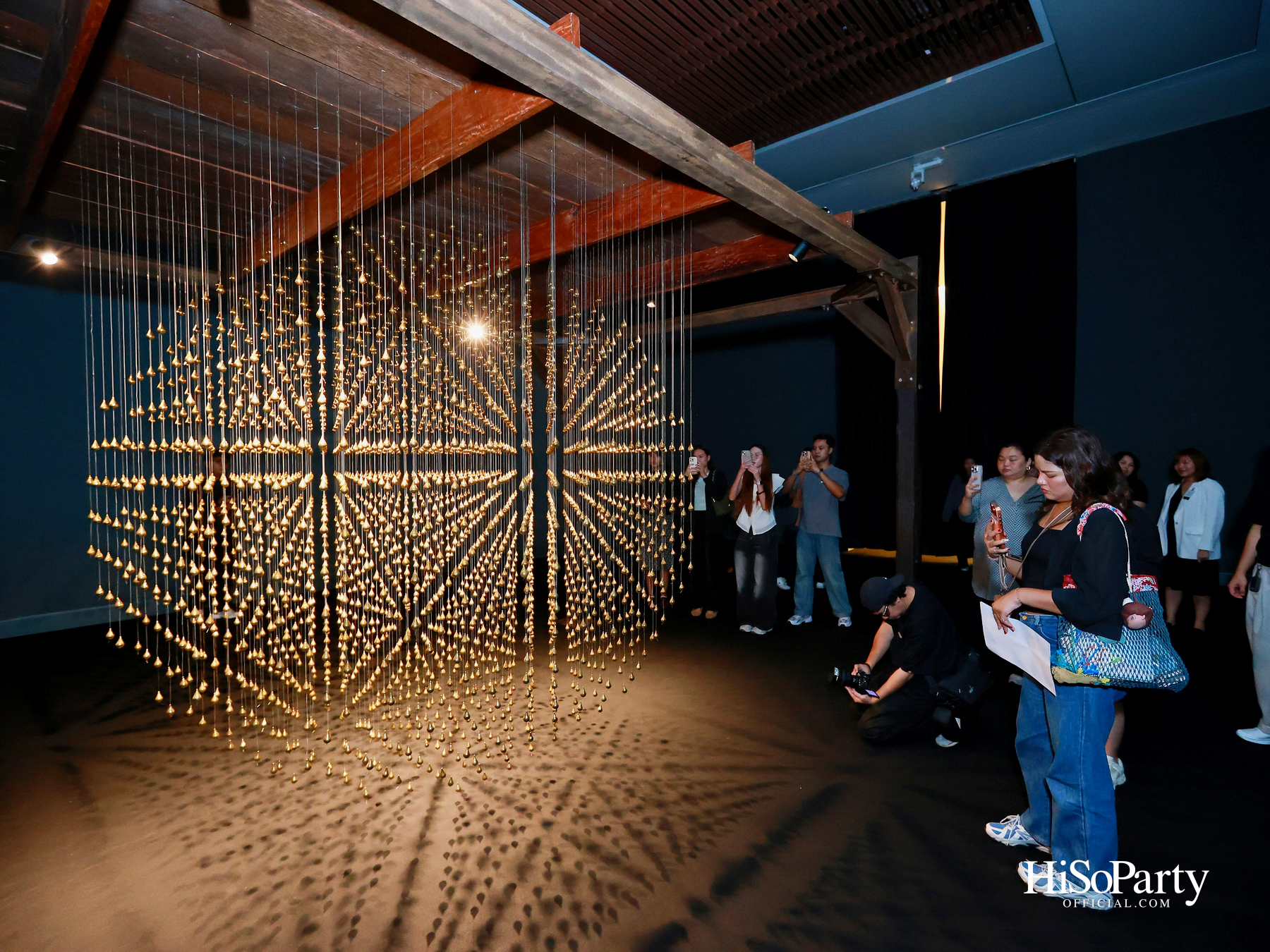 หยดทองแห่งกาลเวลา ‘Golden Teardrop (2025)’ โดย อริญชย์ รุ่งแจ้ง ณ MOCA BANGKOK